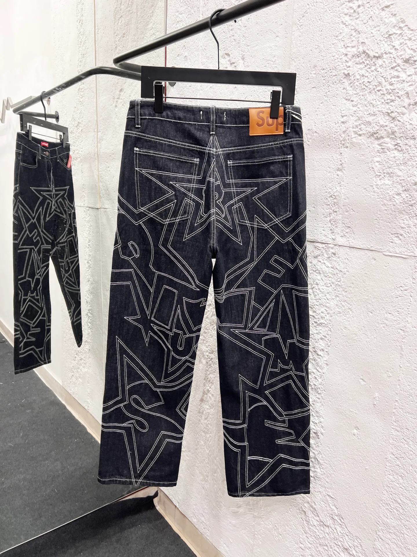 P260 model number: H941 Supreme SS25 star topstitched casual loose denim jeans, same style for men and women, top ceiling quality, styles with different wash textures, very friendly to people with thin legs and thick legs, straight and slim fit very flattering leg shape, timeless moderate length, easy to match with, basic styling for various styles, a must-have in the wardrobe! The fabric is stiff but also makes the upper body soft without losing texture. The washing process is even more perfect. It is a must-have item for everyone! ! ! Washed wheat, hang tag, pants label, three labels complete Color: black Size: 30, 32, 34, 36