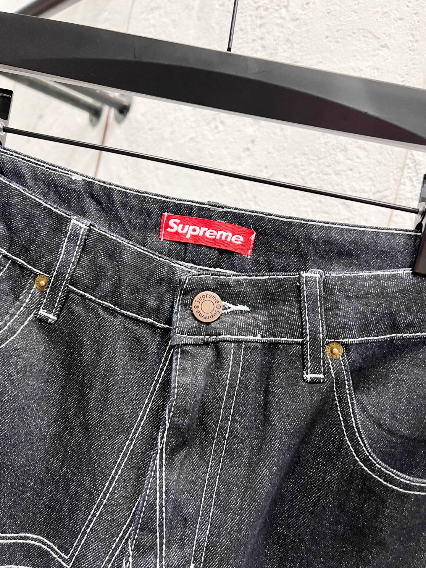 P260 model number: H941 Supreme SS25 star topstitched casual loose denim jeans, same style for men and women, top ceiling quality, styles with different wash textures, very friendly to people with thin legs and thick legs, straight and slim fit very flattering leg shape, timeless moderate length, easy to match with, basic styling for various styles, a must-have in the wardrobe! The fabric is stiff but also makes the upper body soft without losing texture. The washing process is even more perfect. It is a must-have item for everyone! ! ! Washed wheat, hang tag, pants label, three labels complete Color: black Size: 30, 32, 34, 36