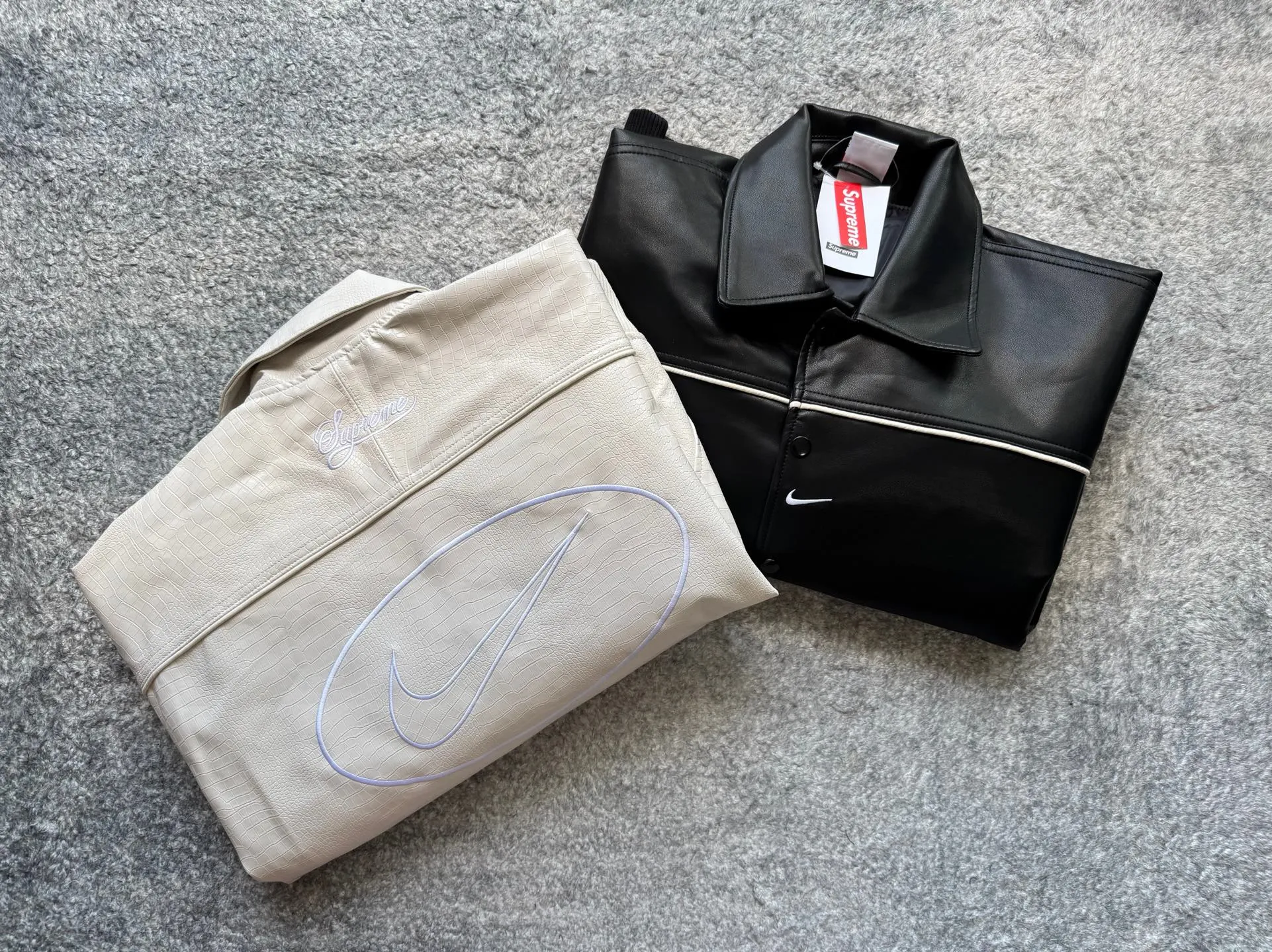 P540 [First release on the whole network, top version] Supreme xNike joint model SS25 WEEK4 Leather Varsity Jacket Back logo leather varsity jacket, same style for men and women. The fabric is made of original 1:1 fabric, and the original customized lining is made of ‌Var Satin‌ fabric: it has enough elasticity and drape, strong gloss, and is not easy to wrinkle. Breathability is good. Color: Black, White Size: S-XL Length Bust Sleeve Length S 64 128 72 M 66 132 74 L 68 136 76.5 XL 70 140 79