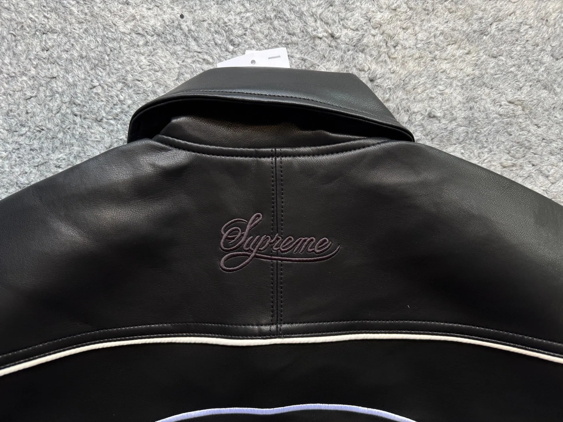 P540 [First release on the whole network, top version] Supreme xNike joint model SS25 WEEK4 Leather Varsity Jacket Back logo leather varsity jacket, same style for men and women. The fabric is made of original 1:1 fabric, and the original customized lining is made of ‌Var Satin‌ fabric: it has enough elasticity and drape, strong gloss, and is not easy to wrinkle. Breathability is good. Color: Black, White Size: S-XL Length Bust Sleeve Length S 64 128 72 M 66 132 74 L 68 136 76.5 XL 70 140 79