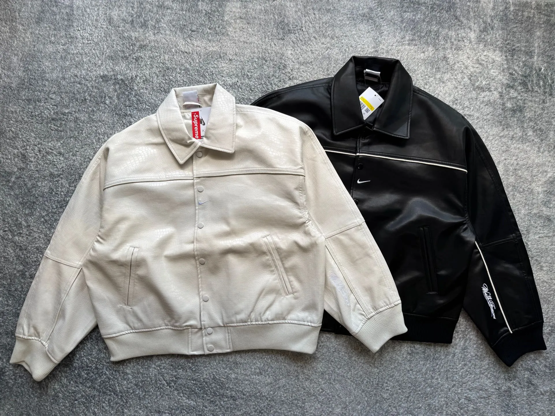 P540 [First release on the whole network, top version] Supreme x Nike joint model SS25 WEEK4 Leather Varsity Jacket Back logo leather varsity jacket, same style for men and women. The fabric is made of original 1:1 fabric, and the original customized lining is made of ‌Var Satin‌ fabric: it has sufficient elasticity and drape, strong gloss, and is not easy to wrinkle. Breathability is good. Color: Black, White Size: S-XL Length Bust Sleeve Length S 64 128 72 M 66 132 74 L 68 136 76.5 XL 70 140 79
