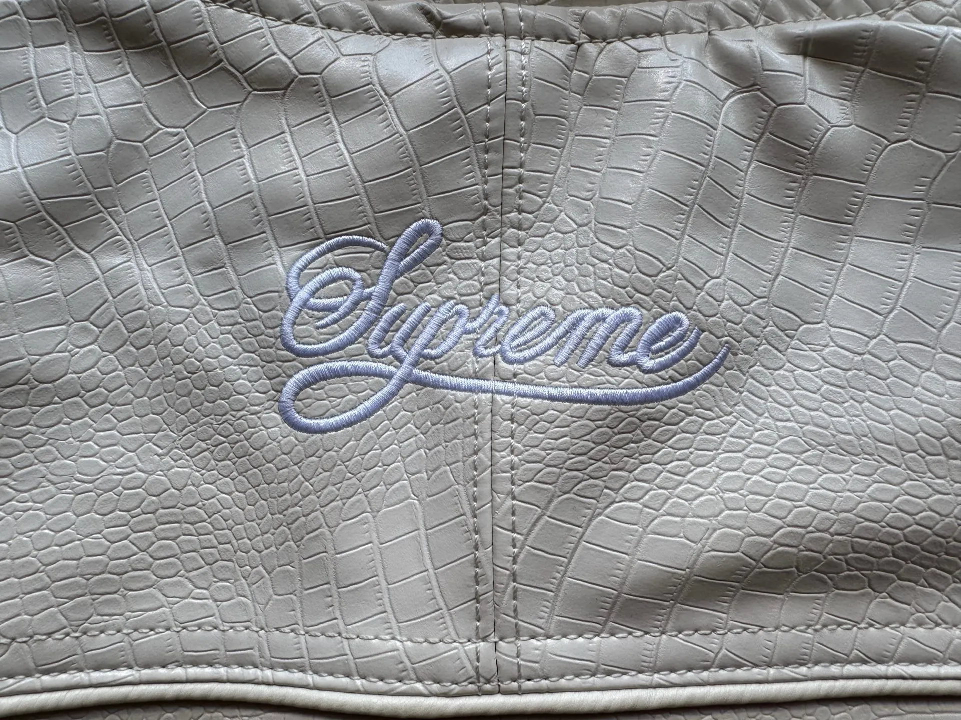 P540 [First release on the whole network, top version] Supreme x Nike joint model SS25 WEEK4 Leather Varsity Jacket Back logo leather varsity jacket, same style for men and women. The fabric is made of original 1:1 fabric, and the original customized lining is made of ‌Var Satin‌ fabric: it has sufficient elasticity and drape, strong gloss, and is not easy to wrinkle. Breathability is good. Color: Black, White Size: S-XL Length Bust Sleeve Length S 64 128 72 M 66 132 74 L 68 136 76.5 XL 70 140 79