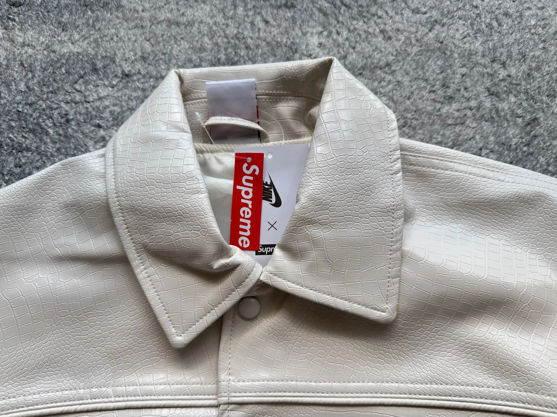 P540 [First release on the whole network, top version] Supreme x Nike joint model SS25 WEEK4 Leather Varsity Jacket Back logo leather varsity jacket, same style for men and women. The fabric is made of original 1:1 fabric, and the original customized lining is made of ‌Var Satin‌ fabric: it has sufficient elasticity and drape, strong gloss, and is not easy to wrinkle. Breathability is good. Color: Black, White Size: S-XL Length Bust Sleeve Length S 64 128 72 M 66 132 74 L 68 136 76.5 XL 70 140 79