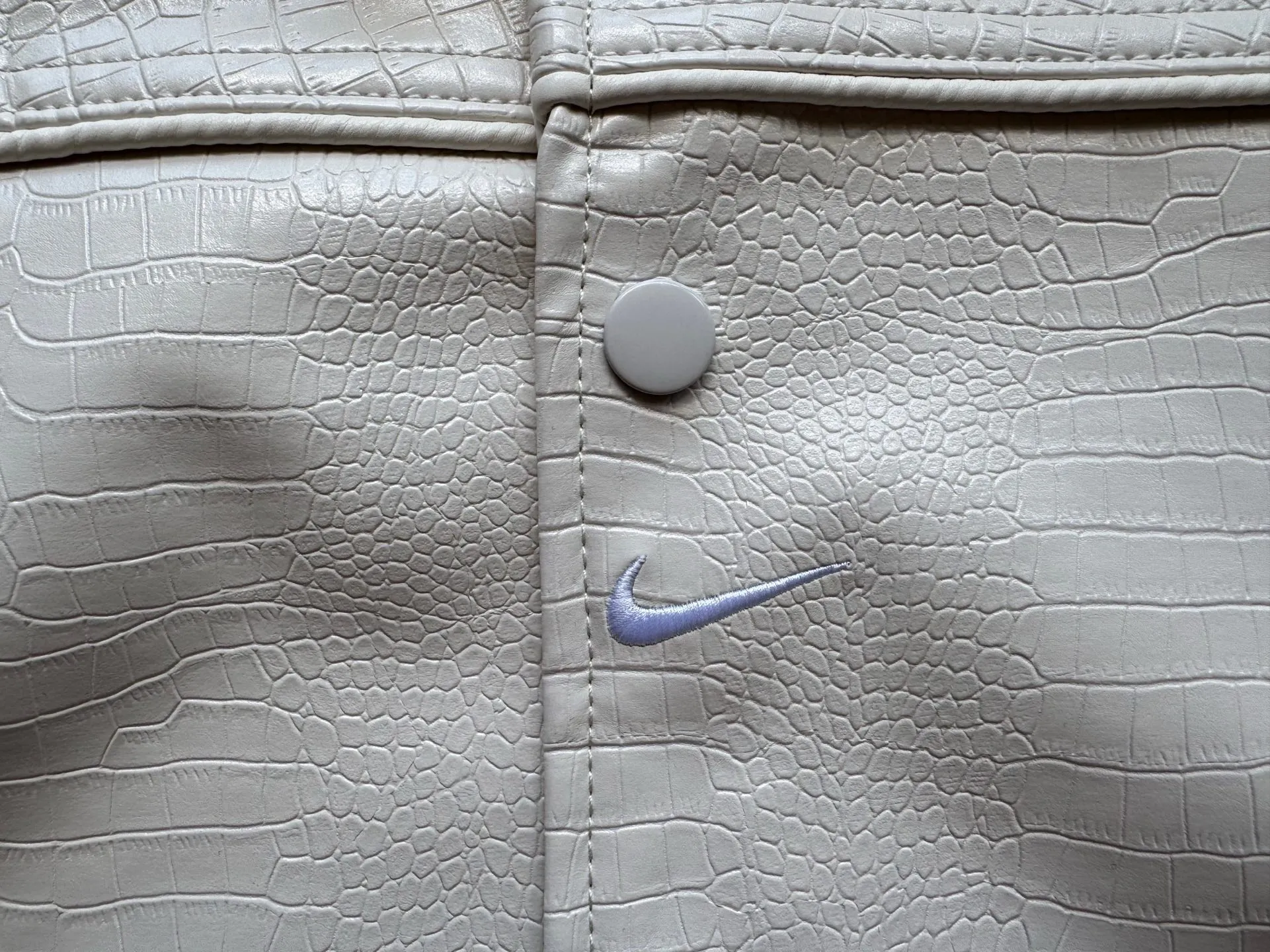 P540 [First release on the whole network, top version] Supreme x Nike joint model SS25 WEEK4 Leather Varsity Jacket Back logo leather varsity jacket, same style for men and women. The fabric is made of original 1:1 fabric, and the original customized lining is made of ‌Var Satin‌ fabric: it has sufficient elasticity and drape, strong gloss, and is not easy to wrinkle. Breathability is good. Color: Black, White Size: S-XL Length Bust Sleeve Length S 64 128 72 M 66 132 74 L 68 136 76.5 XL 70 140 79
