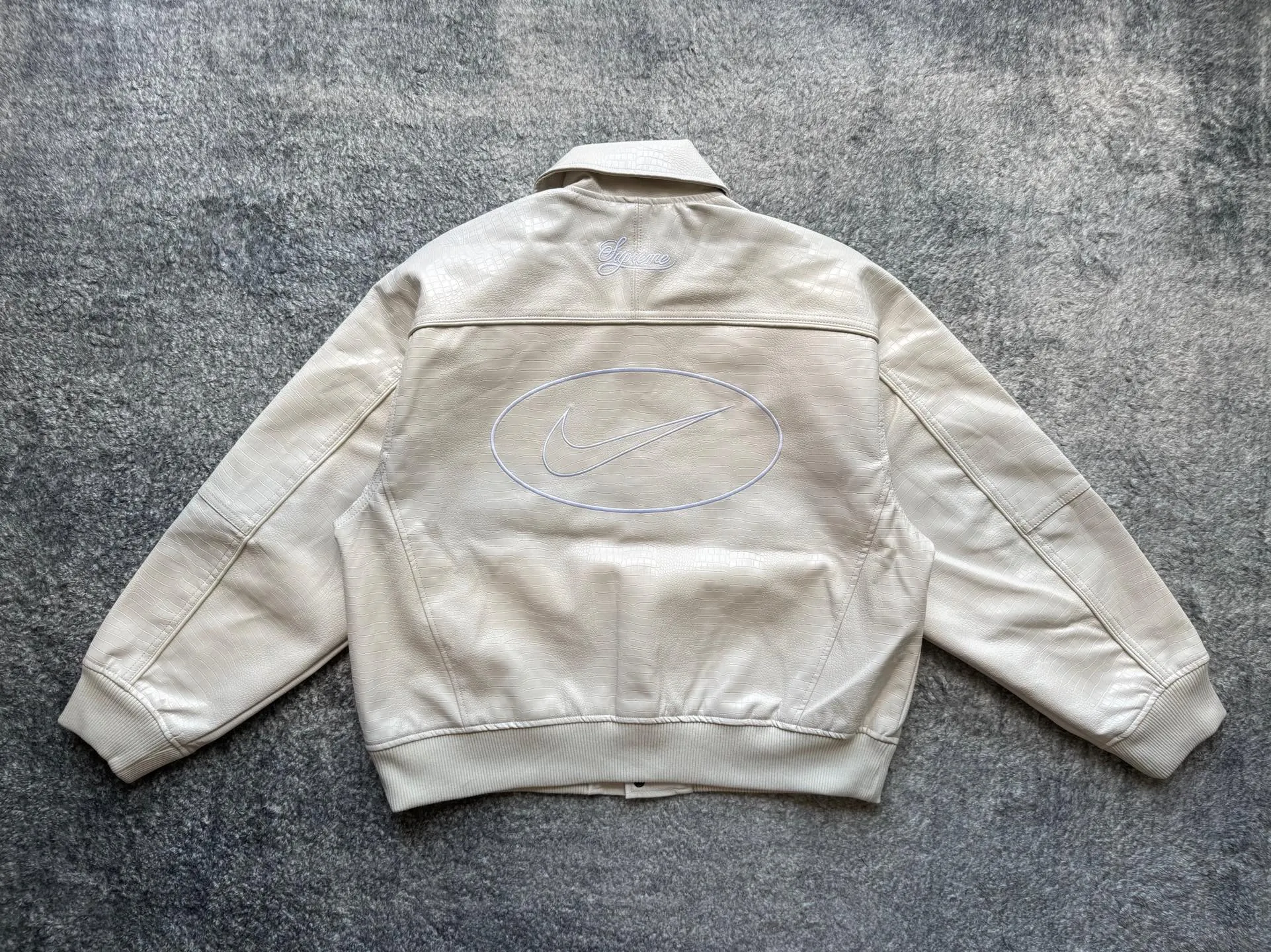 P540 [First release on the whole network, top version] Supreme x Nike joint model SS25 WEEK4 Leather Varsity Jacket Back logo leather varsity jacket, same style for men and women. The fabric is made of original 1:1 fabric, and the original customized lining is made of ‌Var Satin‌ fabric: it has sufficient elasticity and drape, strong gloss, and is not easy to wrinkle. Breathability is good. Color: Black, White Size: S-XL Length Bust Sleeve Length S 64 128 72 M 66 132 74 L 68 136 76.5 XL 70 140 79