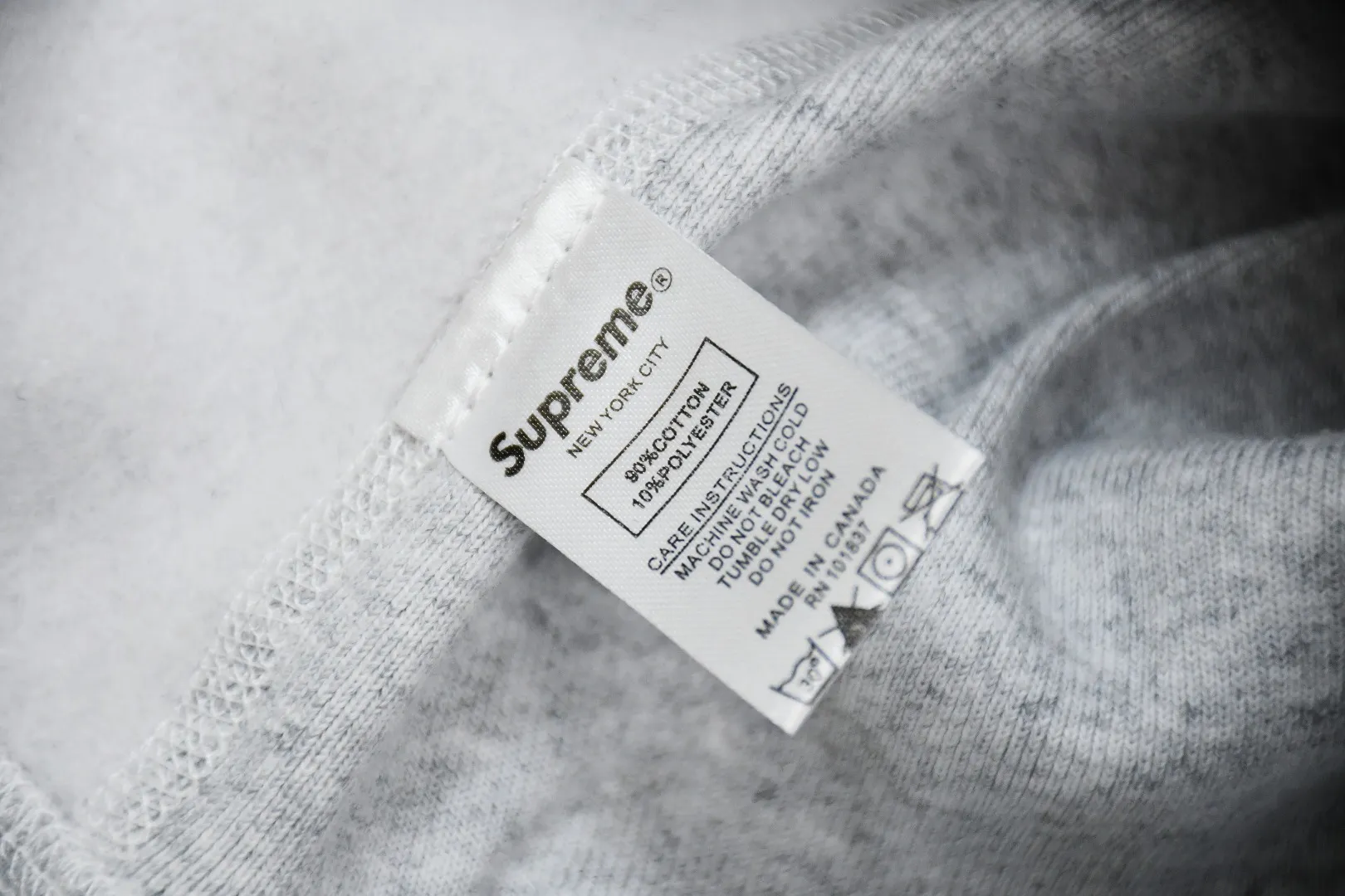 S526💰p320 Top version Supreme 23Fw Camouflage Box Logo Hooded hooded sweatshirt Hooded plus fleece sweatshirt For those of us who focus on top Supreme, the cross sweatshirt is naturally available. ZP purchase and pattern making operation 1. Fabric: ZP testing, custom weaving and dyeing, pure cotton 460G plus velvet main fabric, horizontal cutting, side stitching 520G 2X2 thread 2. Embroidery: The embroidery equipment is operated by BEHRINGER BEKS-Y924 machine (a level higher than Tajima embroidery machine). The embroidery thickness, saturation and size are all consistent. 3. Sewing process: The whole garment adopts four-needle and six-thread boneless splicing technology in twelve places. Processed by a senior foreign trade factory (ordinary factories cannot do it). 4. Hem and cuffs: all use 520G inelastic thread. (Low-end goods use elastic threads to cause the hem and cuffs to appear wavy) 5. Customized ZP main label/wash water label/hangtag/packaging bag (equipped with an extra-large thickened handbag) Color: black, white, gray, red Size: S~XL