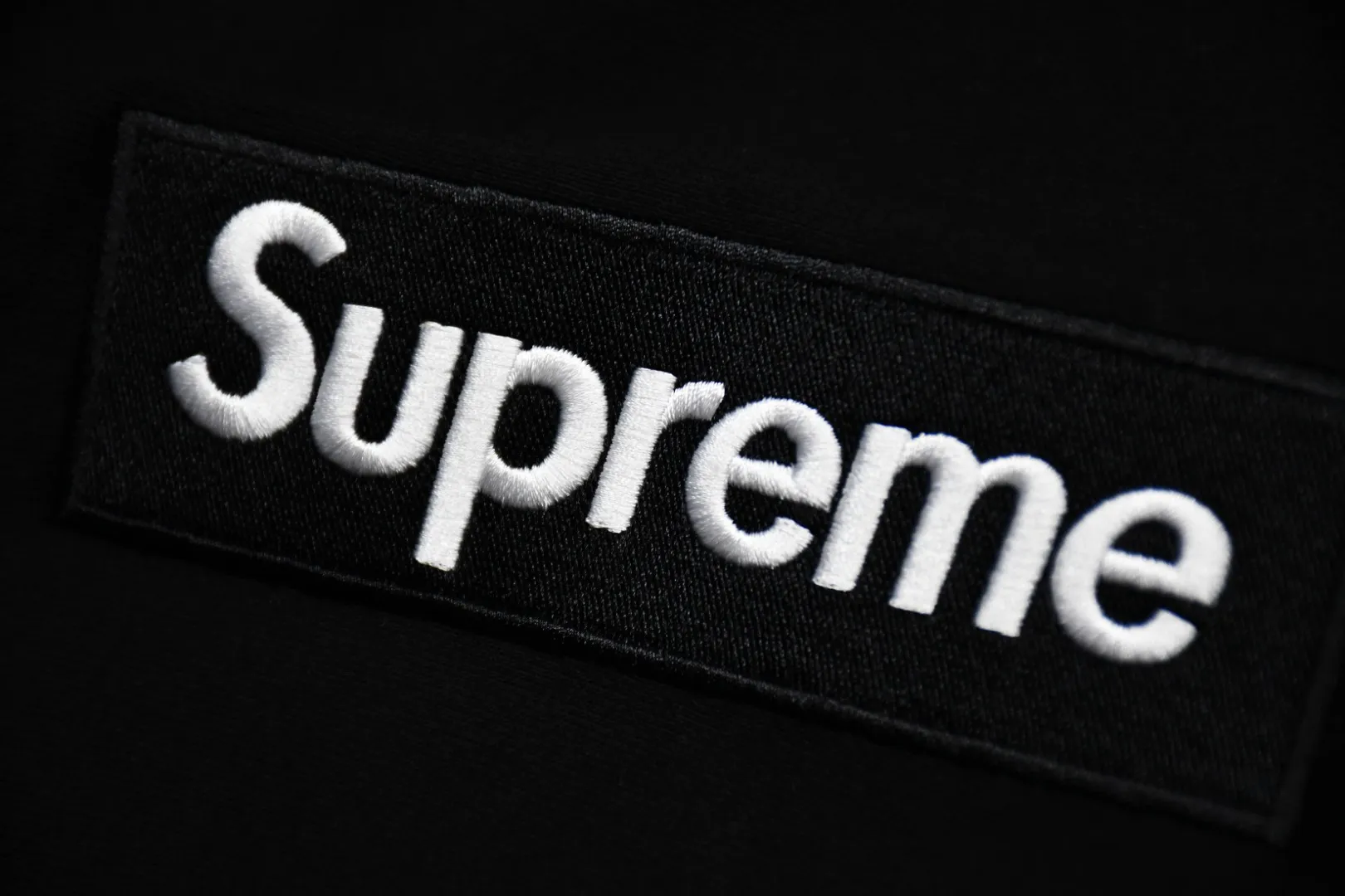 S526💰p320 Top version Supreme 23Fw Camouflage Box Logo Hooded hooded sweatshirt Hooded plus fleece sweatshirt For those of us who focus on top Supreme, the cross sweatshirt is naturally available. ZP purchase and pattern making operation 1. Fabric: ZP testing, custom weaving and dyeing, pure cotton 460G plus velvet main fabric, horizontal cutting, side stitching 520G 2X2 thread 2. Embroidery: The embroidery equipment is operated by BEHRINGER BEKS-Y924 machine (a level higher than Tajima embroidery machine). The embroidery thickness, saturation and size are all consistent. 3. Sewing process: The whole garment adopts four-needle and six-thread boneless splicing technology in twelve places. Processed by a senior foreign trade factory (ordinary factories cannot do it). 4. Hem and cuffs: all use 520G inelastic thread. (Low-end goods use elastic threads to cause the hem and cuffs to appear wavy) 5. Customized ZP main label/wash water label/hangtag/packaging bag (equipped with an extra-large thickened handbag) Color: black, white, gray, red Size: S~XL