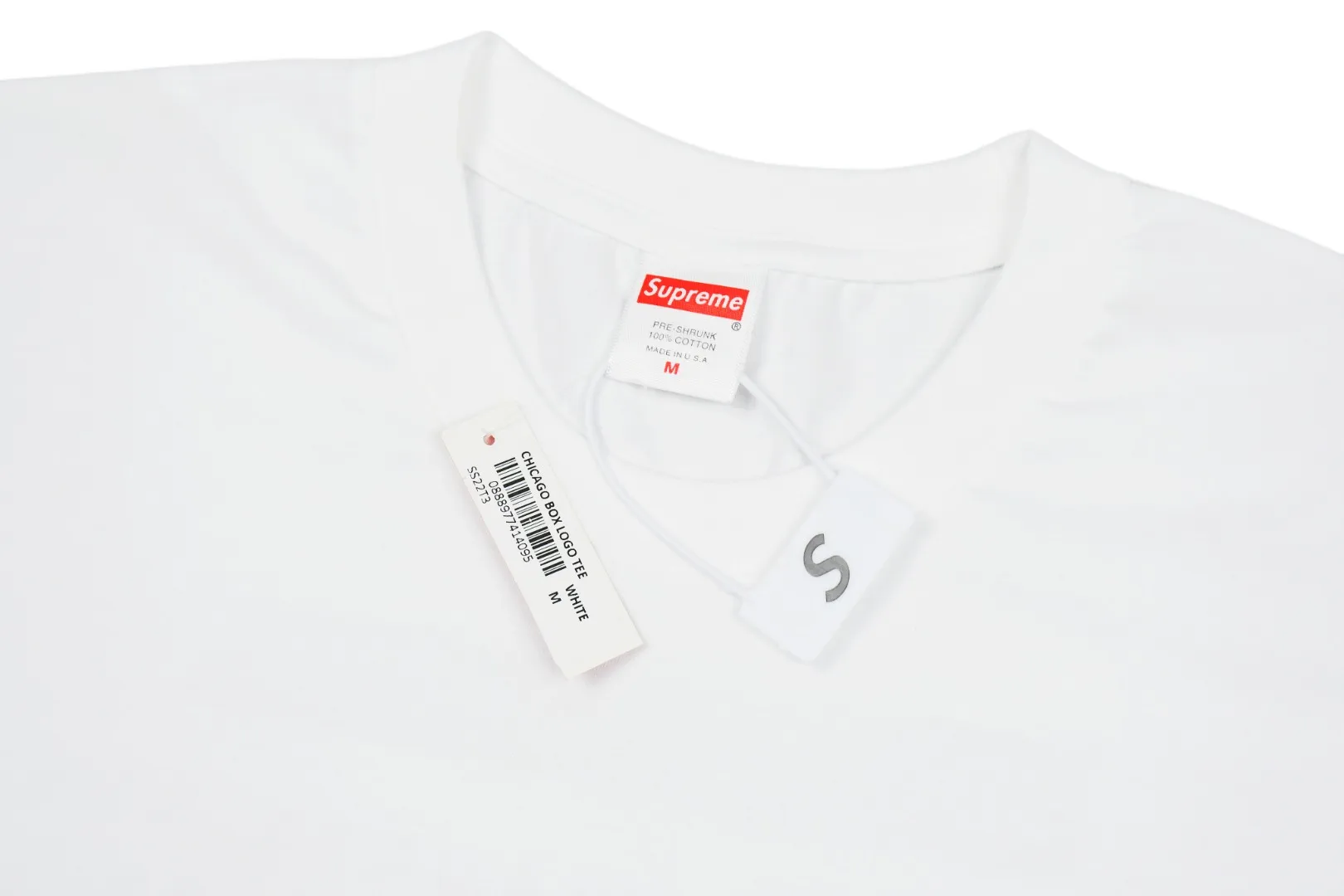 🅿️120 S82 top version Supreme Chicago Metal Box Logo Tee White Chicago limited short-sleeved T-shirt. For those of us who focus on top-level Sup products, this short-sleeved one is naturally available. It adopts cylindrical seamless technology (original technology, there are no stitched bones on the side of the clothes, the key point of identification) The fabrics are all custom-woven and dyed, 280g weight, 100% cotton, cylindrical fabric. Cylindrical fabric is a knitted fabric woven with a cylinder loom. The needles are distributed in a cylindrical shape on the fuselage. The gray fabric is a large cylinder, which needs to be opened and shaped before further use. There is no slit on the side of the clothes, so there is no washing label on the side of ordinary short-sleeves. There is only one collar label behind the neck. The printing is printed with thermosetting ink, also known as plastic. Ink, or self-adhesive ink, contains ingredients: mainly composed of polyvinyl chloride (PVC) and phthalates. PVC and phthalates, fixing agents, stabilizers, and thickeners are mixed to form a thermal ink. Solid ink is not the digital direct printing advertised on the market. The printing texture of thermoset ink is something that digital direct printing cannot achieve. The collar label has a watermark anti-counterfeiting effect, a real anti-counterfeiting layer, a probability of passing the version, and a high probability of passing the original packaging picture. Size：S-XL