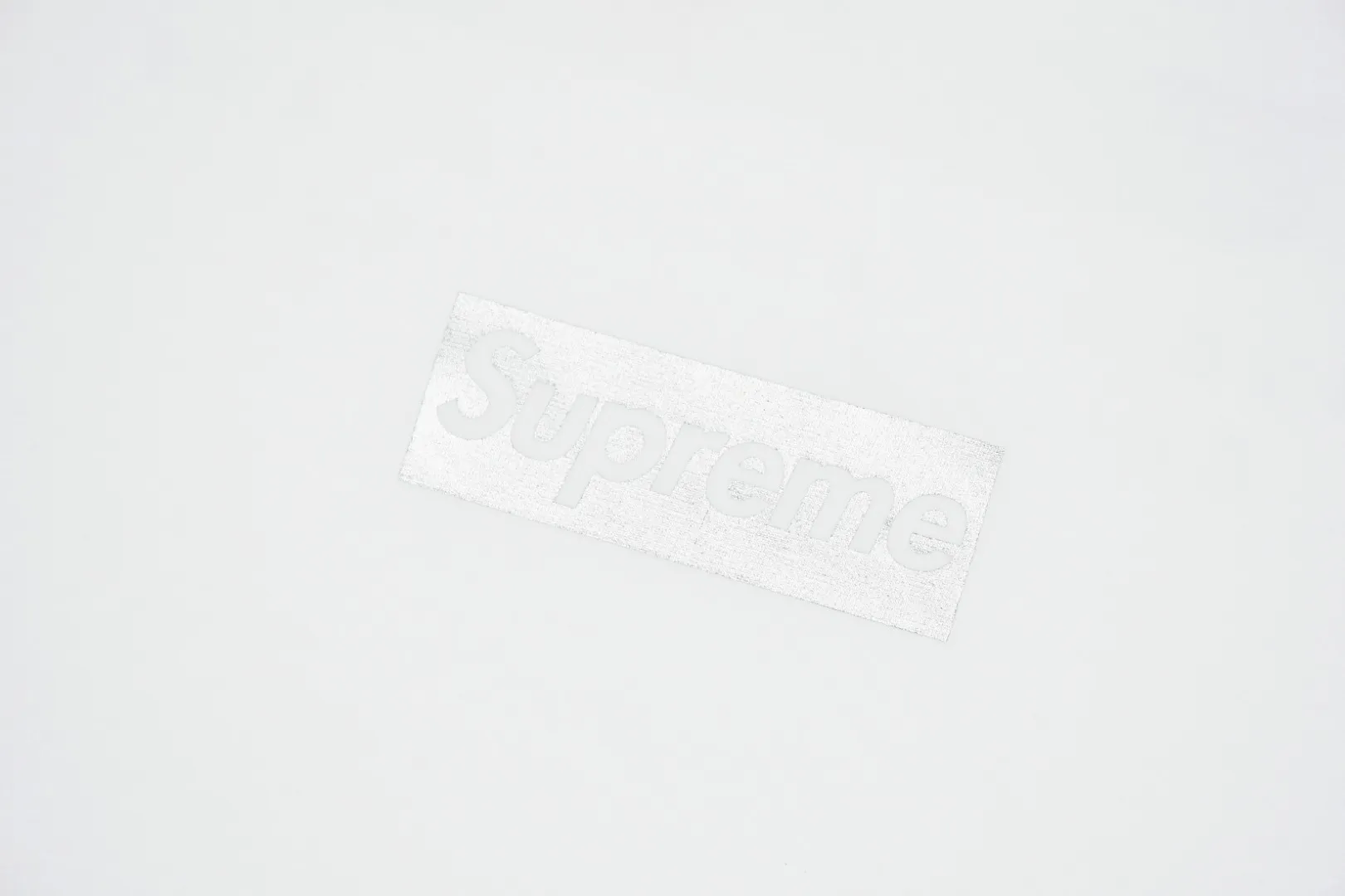 🅿️120 S82 top version Supreme Chicago Metal Box Logo Tee White Chicago limited short-sleeved T-shirt. For those of us who focus on top-level Sup products, this short-sleeved one is naturally available. It adopts cylindrical seamless technology (original technology, there are no stitched bones on the side of the clothes, the key point of identification) The fabrics are all custom-woven and dyed, 280g weight, 100% cotton, cylindrical fabric. Cylindrical fabric is a knitted fabric woven with a cylinder loom. The needles are distributed in a cylindrical shape on the fuselage. The gray fabric is a large cylinder, which needs to be opened and shaped before further use. There is no slit on the side of the clothes, so there is no washing label on the side of ordinary short-sleeves. There is only one collar label behind the neck. The printing is printed with thermosetting ink, also known as plastic. Ink, or self-adhesive ink, contains ingredients: mainly composed of polyvinyl chloride (PVC) and phthalates. PVC and phthalates, fixing agents, stabilizers, and thickeners are mixed to form a thermal ink. Solid ink is not the digital direct printing advertised on the market. The printing texture of thermoset ink is something that digital direct printing cannot achieve. The collar label has a watermark anti-counterfeiting effect, a real anti-counterfeiting layer, a probability of passing the version, and a high probability of passing the original packaging picture. Size：S-XL