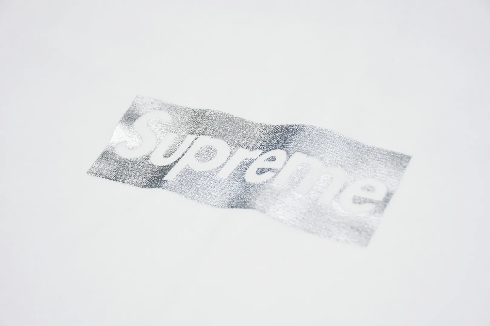 🅿️120 S82 top version Supreme Chicago Metal Box Logo Tee White Chicago limited short-sleeved T-shirt. For those of us who focus on top-level Sup products, this short-sleeved one is naturally available. It adopts cylindrical seamless technology (original technology, there are no stitched bones on the side of the clothes, the key point of identification) The fabrics are all custom-woven and dyed, 280g weight, 100% cotton, cylindrical fabric. Cylindrical fabric is a knitted fabric woven with a cylinder loom. The needles are distributed in a cylindrical shape on the fuselage. The gray fabric is a large cylinder, which needs to be opened and shaped before further use. There is no slit on the side of the clothes, so there is no washing label on the side of ordinary short-sleeves. There is only one collar label behind the neck. The printing is printed with thermosetting ink, also known as plastic. Ink, or self-adhesive ink, contains ingredients: mainly composed of polyvinyl chloride (PVC) and phthalates. PVC and phthalates, fixing agents, stabilizers, and thickeners are mixed to form a thermal ink. Solid ink is not the digital direct printing advertised on the market. The printing texture of thermoset ink is something that digital direct printing cannot achieve. The collar label has a watermark anti-counterfeiting effect, a real anti-counterfeiting layer, a probability of passing the version, and a high probability of passing the original packaging picture. Size：S-XL