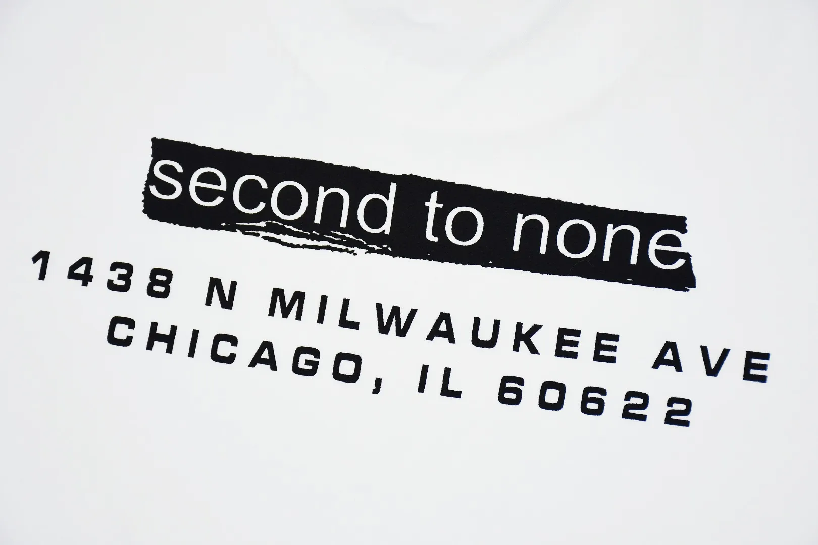 🅿️120 S82 top version Supreme Chicago Metal Box Logo Tee White Chicago limited short-sleeved T-shirt. For those of us who focus on top-level Sup products, this short-sleeved one is naturally available. It adopts cylindrical seamless technology (original technology, there are no stitched bones on the side of the clothes, the key point of identification) The fabrics are all custom-woven and dyed, 280g weight, 100% cotton, cylindrical fabric. Cylindrical fabric is a knitted fabric woven with a cylinder loom. The needles are distributed in a cylindrical shape on the fuselage. The gray fabric is a large cylinder, which needs to be opened and shaped before further use. There is no slit on the side of the clothes, so there is no washing label on the side of ordinary short-sleeves. There is only one collar label behind the neck. The printing is printed with thermosetting ink, also known as plastic. Ink, or self-adhesive ink, contains ingredients: mainly composed of polyvinyl chloride (PVC) and phthalates. PVC and phthalates, fixing agents, stabilizers, and thickeners are mixed to form a thermal ink. Solid ink is not the digital direct printing advertised on the market. The printing texture of thermoset ink is something that digital direct printing cannot achieve. The collar label has a watermark anti-counterfeiting effect, a real anti-counterfeiting layer, a probability of passing the version, and a high probability of passing the original packaging picture. Size：S-XL