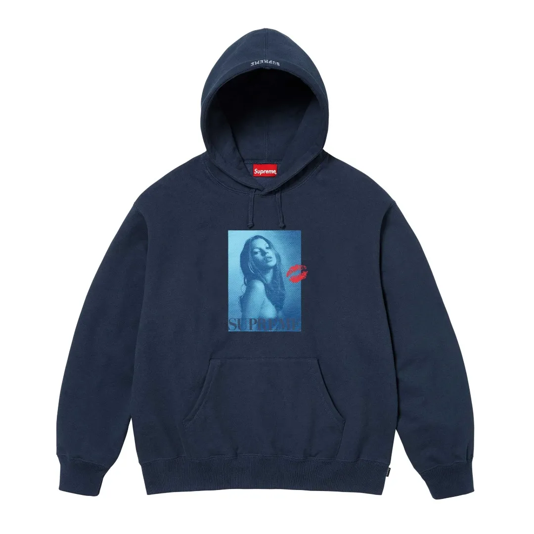 🅿️320 S279 top version Supreme 24FW Kate Moss Hooded Kate Moss chest character avatar hoodie 1. Fabric: ZP test, custom weaving and dyeing, pure cotton 460G plus velvet main fabric, horizontal cutting 520G 2X2 thread 2. Printing: Printing uses thermoset ink printing, also known as plastic ink, or self-adhesive ink. Its ingredients are: mainly composed of polyvinyl chloride (PVC) and phthalates. PVC and phthalates, color fixing agents, stabilizers, and thickeners are mixed to form thermoset ink. It is not the digital direct printing promoted on the market. The printing texture of thermoset ink cannot be achieved by digital direct printing. 3. Sewing process: Twelve places of the whole garment are made of boneless splicing technology, processed by experienced foreign trade factories (ordinary factories cannot do it) 4. Hem and cuffs: all use 520G inelastic threads (low-end products use elastic threads to cause the hem and cuffs to appear wavy) 5. Customized ZP main label/wash water mark/tag/packaging bag (equipped with an extra-large thickened handbag) Color: black/grey/navy blue Size: S/M/L/XL