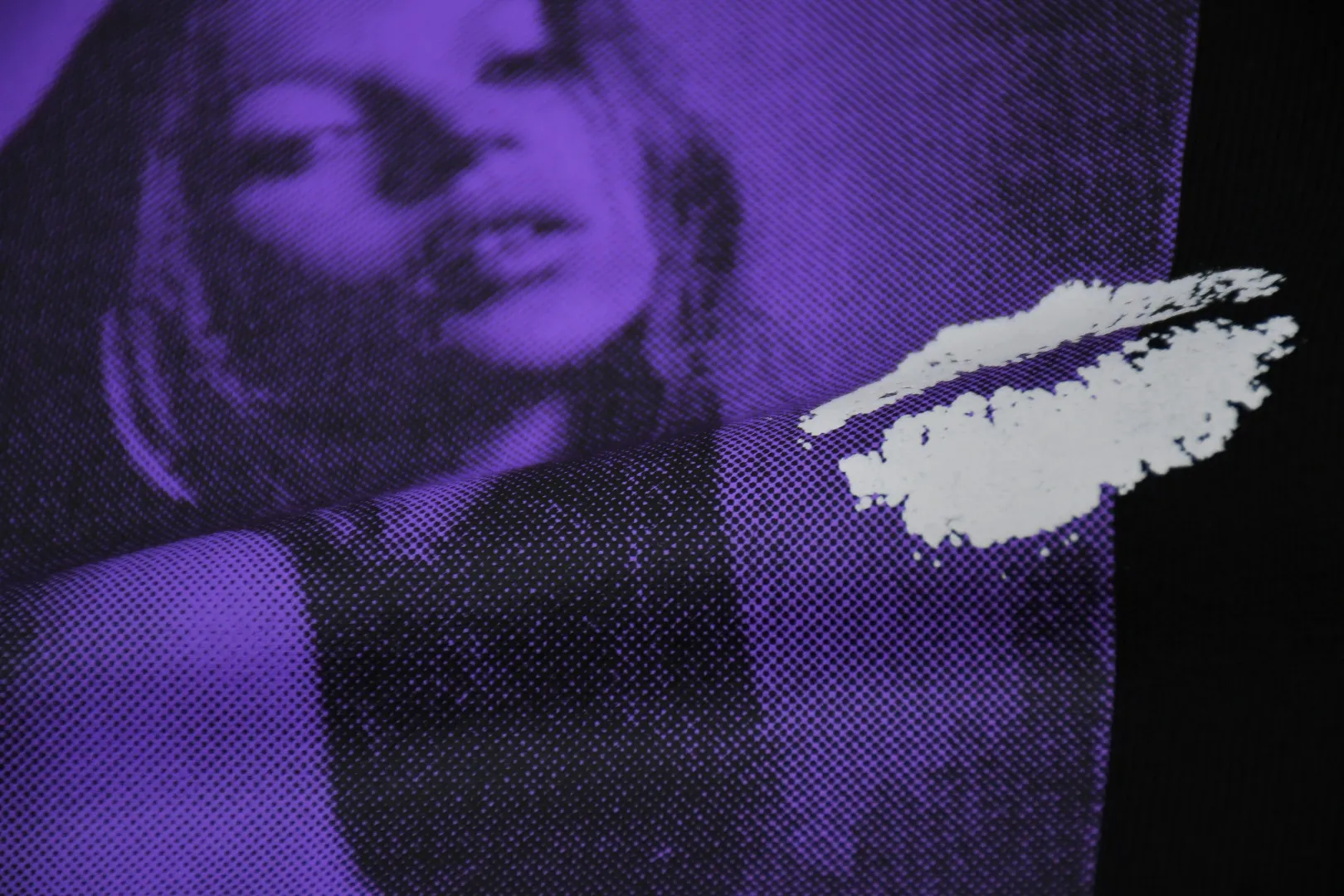 🅿️320 S279 top version Supreme 24FW Kate Moss Hooded Kate Moss chest character avatar hoodie 1. Fabric: ZP test, custom weaving and dyeing, pure cotton 460G plus velvet main fabric, horizontal cutting 520G 2X2 thread 2. Printing: Printing uses thermoset ink printing, also known as plastic ink, or self-adhesive ink. Its ingredients are: mainly composed of polyvinyl chloride (PVC) and phthalates. PVC and phthalates, color fixing agents, stabilizers, and thickeners are mixed to form thermoset ink. It is not the digital direct printing promoted on the market. The printing texture of thermoset ink cannot be achieved by digital direct printing. 3. Sewing process: Twelve places of the whole garment are made of boneless splicing technology, processed by experienced foreign trade factories (ordinary factories cannot do it) 4. Hem and cuffs: all use 520G inelastic threads (low-end products use elastic threads to cause the hem and cuffs to appear wavy) 5. Customized ZP main label/wash water mark/tag/packaging bag (equipped with an extra-large thickened handbag) Color: black/grey/navy blue Size: S/M/L/XL
