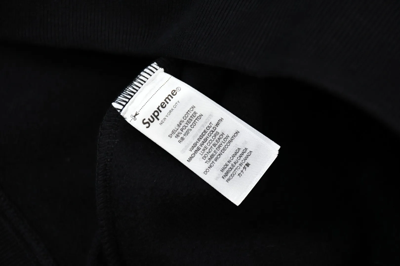 🅿️320 S279 top version Supreme 24FW Kate Moss Hooded Kate Moss chest character avatar hoodie 1. Fabric: ZP test, custom weaving and dyeing, pure cotton 460G plus velvet main fabric, horizontal cutting 520G 2X2 thread 2. Printing: Printing uses thermoset ink printing, also known as plastic ink, or self-adhesive ink. Its ingredients are: mainly composed of polyvinyl chloride (PVC) and phthalates. PVC and phthalates, color fixing agents, stabilizers, and thickeners are mixed to form thermoset ink. It is not the digital direct printing promoted on the market. The printing texture of thermoset ink cannot be achieved by digital direct printing. 3. Sewing process: Twelve places of the whole garment are made of boneless splicing technology, processed by experienced foreign trade factories (ordinary factories cannot do it) 4. Hem and cuffs: all use 520G inelastic threads (low-end products use elastic threads to cause the hem and cuffs to appear wavy) 5. Customized ZP main label/wash water mark/tag/packaging bag (equipped with an extra-large thickened handbag) Color: black/grey/navy blue Size: S/M/L/XL