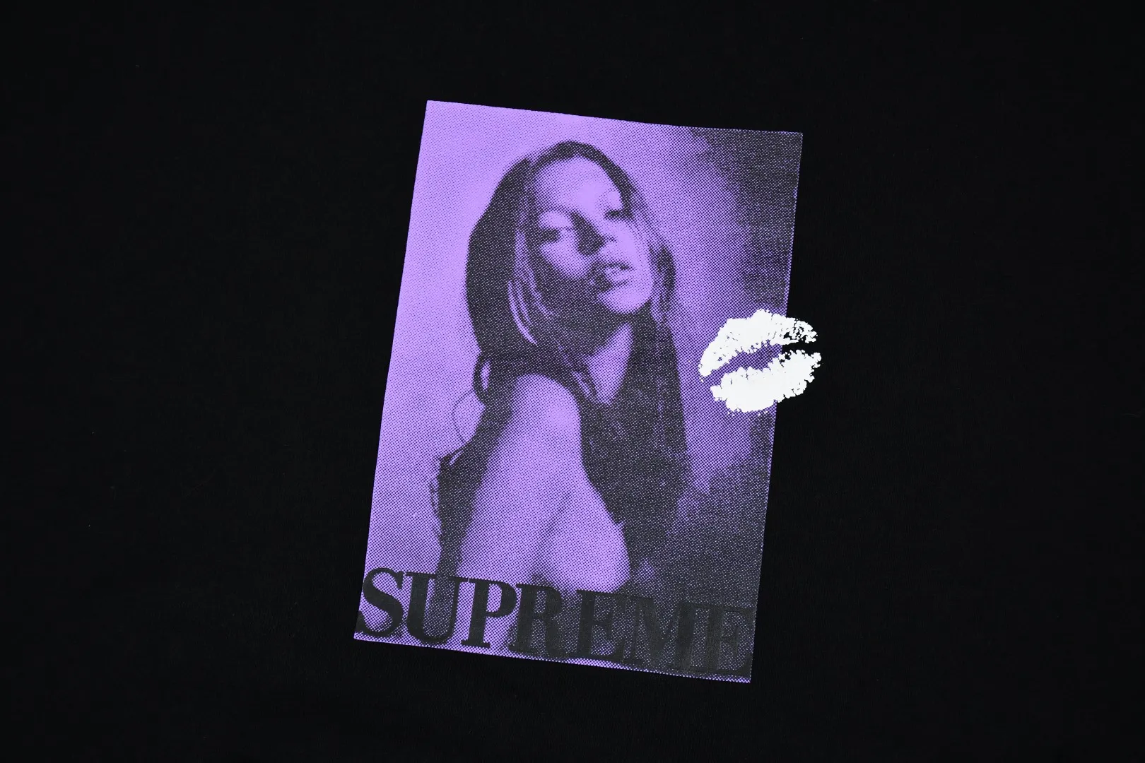 🅿️320 S279 top version Supreme 24FW Kate Moss Hooded Kate Moss chest character avatar hoodie 1. Fabric: ZP test, custom weaving and dyeing, pure cotton 460G plus velvet main fabric, horizontal cutting 520G 2X2 thread 2. Printing: Printing uses thermoset ink printing, also known as plastic ink, or self-adhesive ink. Its ingredients are: mainly composed of polyvinyl chloride (PVC) and phthalates. PVC and phthalates, color fixing agents, stabilizers, and thickeners are mixed to form thermoset ink. It is not the digital direct printing promoted on the market. The printing texture of thermoset ink cannot be achieved by digital direct printing. 3. Sewing process: Twelve places of the whole garment are made of boneless splicing technology, processed by experienced foreign trade factories (ordinary factories cannot do it) 4. Hem and cuffs: all use 520G inelastic threads (low-end products use elastic threads to cause the hem and cuffs to appear wavy) 5. Customized ZP main label/wash water mark/tag/packaging bag (equipped with an extra-large thickened handbag) Color: black/grey/navy blue Size: S/M/L/XL