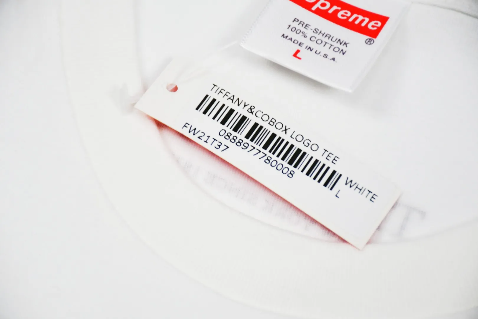 S66💰p130 Top version Supreme 21FW Tiffany Co Box Logo Tee Tiffany co-branded short-sleeved T-shirt For those of us who focus on top-level Sup products, this short-sleeved one is naturally available. It adopts cylindrical seamless technology (original technology, there are no stitched bones on the side of the clothes, the key point of identification) The fabrics are all custom-woven and dyed, 280g weight, 100% cotton, cylindrical fabric. Cylindrical fabric is knitted fabric woven with a cylinder loom. The needles are distributed in a cylindrical shape on the fuselage. The gray fabric is a large cylinder that needs to be opened and shaped before it can be used further. There are no slits on the side of the clothes, so there is no washing label on the side of ordinary short-sleeves. There is only one collar label behind the neck. The printing is printed with thermosetting ink, also known as plastic. Ink, or self-adhesive ink, contains ingredients: mainly composed of polyvinyl chloride (PVC) and phthalates. PVC and phthalates, fixatives, stabilizers, and thickeners are mixed to form a thermal ink. Solid ink is not the digital direct printing advertised on the market. The printing texture of thermoset ink is something that digital direct printing cannot achieve. The collar label has a watermark anti-counterfeiting effect, a real anti-counterfeiting layer, a probability of passing the version, and a high probability of passing the original packaging picture. Size：S-XL