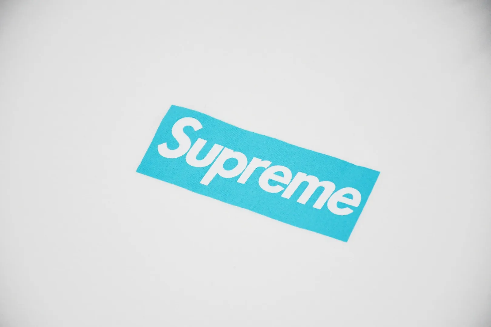 S66💰p130 Top version Supreme 21FW Tiffany Co Box Logo Tee Tiffany co-branded short-sleeved T-shirt For those of us who focus on top-level Sup products, this short-sleeved one is naturally available. It adopts cylindrical seamless technology (original technology, there are no stitched bones on the side of the clothes, the key point of identification) The fabrics are all custom-woven and dyed, 280g weight, 100% cotton, cylindrical fabric. Cylindrical fabric is knitted fabric woven with a cylinder loom. The needles are distributed in a cylindrical shape on the fuselage. The gray fabric is a large cylinder that needs to be opened and shaped before it can be used further. There are no slits on the side of the clothes, so there is no washing label on the side of ordinary short-sleeves. There is only one collar label behind the neck. The printing is printed with thermosetting ink, also known as plastic. Ink, or self-adhesive ink, contains ingredients: mainly composed of polyvinyl chloride (PVC) and phthalates. PVC and phthalates, fixatives, stabilizers, and thickeners are mixed to form a thermal ink. Solid ink is not the digital direct printing advertised on the market. The printing texture of thermoset ink is something that digital direct printing cannot achieve. The collar label has a watermark anti-counterfeiting effect, a real anti-counterfeiting layer, a probability of passing the version, and a high probability of passing the original packaging picture. Size：S-XL