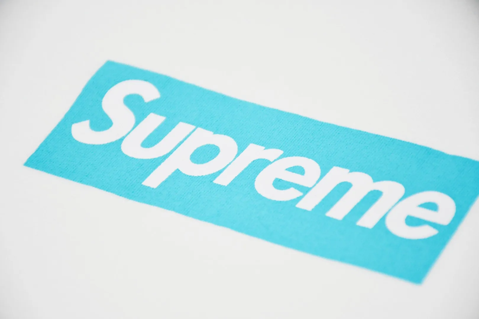 S66💰p130 Top version Supreme 21FW Tiffany Co Box Logo Tee Tiffany co-branded short-sleeved T-shirt For those of us who focus on top-level Sup products, this short-sleeved one is naturally available. It adopts cylindrical seamless technology (original technology, there are no stitched bones on the side of the clothes, the key point of identification) The fabrics are all custom-woven and dyed, 280g weight, 100% cotton, cylindrical fabric. Cylindrical fabric is knitted fabric woven with a cylinder loom. The needles are distributed in a cylindrical shape on the fuselage. The gray fabric is a large cylinder that needs to be opened and shaped before it can be used further. There are no slits on the side of the clothes, so there is no washing label on the side of ordinary short-sleeves. There is only one collar label behind the neck. The printing is printed with thermosetting ink, also known as plastic. Ink, or self-adhesive ink, contains ingredients: mainly composed of polyvinyl chloride (PVC) and phthalates. PVC and phthalates, fixatives, stabilizers, and thickeners are mixed to form a thermal ink. Solid ink is not the digital direct printing advertised on the market. The printing texture of thermoset ink is something that digital direct printing cannot achieve. The collar label has a watermark anti-counterfeiting effect, a real anti-counterfeiting layer, a probability of passing the version, and a high probability of passing the original packaging picture. Size：S-XL