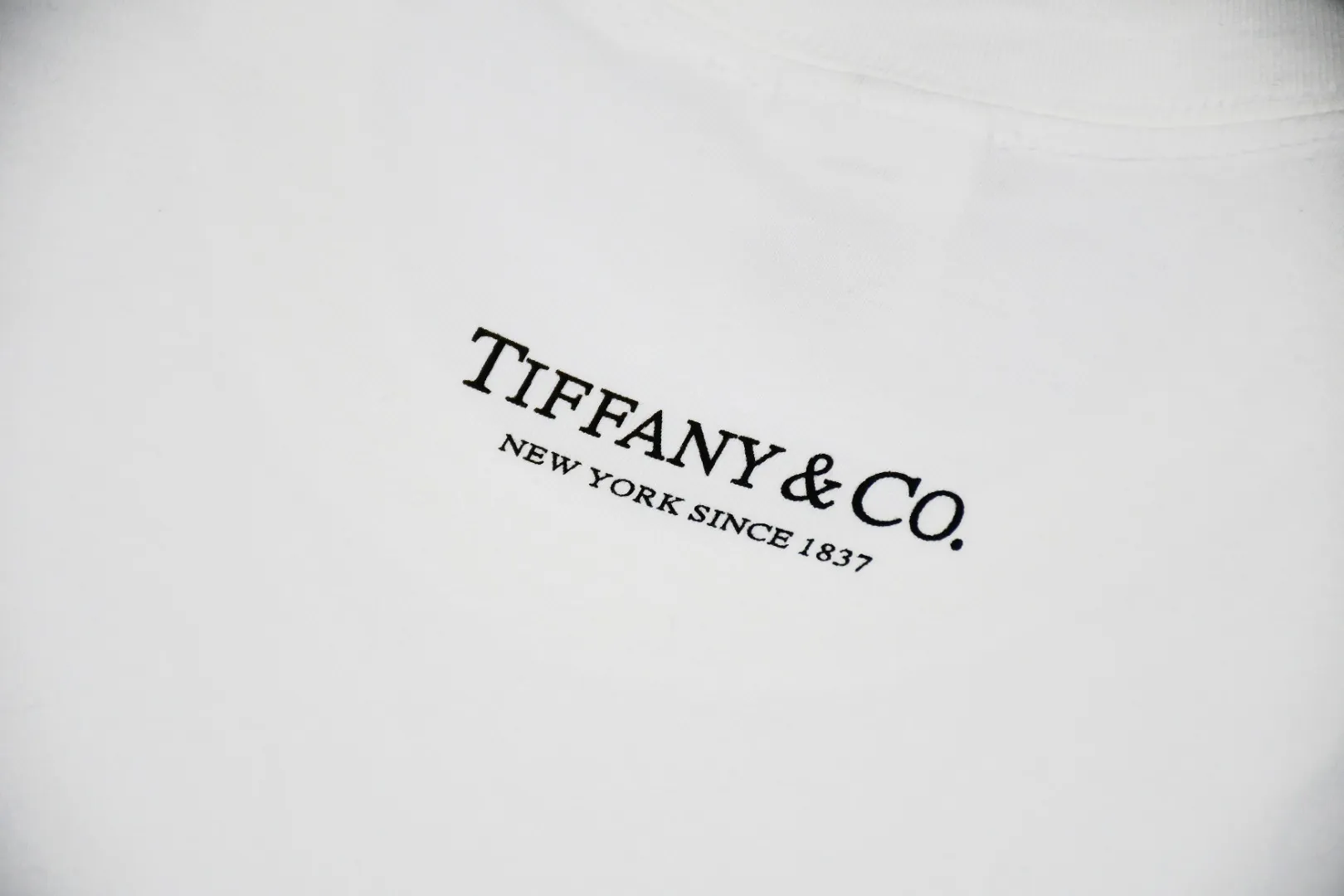 S66💰p130 Top version Supreme 21FW Tiffany Co Box Logo Tee Tiffany co-branded short-sleeved T-shirt For those of us who focus on top-level Sup products, this short-sleeved one is naturally available. It adopts cylindrical seamless technology (original technology, there are no stitched bones on the side of the clothes, the key point of identification) The fabrics are all custom-woven and dyed, 280g weight, 100% cotton, cylindrical fabric. Cylindrical fabric is knitted fabric woven with a cylinder loom. The needles are distributed in a cylindrical shape on the fuselage. The gray fabric is a large cylinder that needs to be opened and shaped before it can be used further. There are no slits on the side of the clothes, so there is no washing label on the side of ordinary short-sleeves. There is only one collar label behind the neck. The printing is printed with thermosetting ink, also known as plastic. Ink, or self-adhesive ink, contains ingredients: mainly composed of polyvinyl chloride (PVC) and phthalates. PVC and phthalates, fixatives, stabilizers, and thickeners are mixed to form a thermal ink. Solid ink is not the digital direct printing advertised on the market. The printing texture of thermoset ink is something that digital direct printing cannot achieve. The collar label has a watermark anti-counterfeiting effect, a real anti-counterfeiting layer, a probability of passing the version, and a high probability of passing the original packaging picture. Size：S-XL