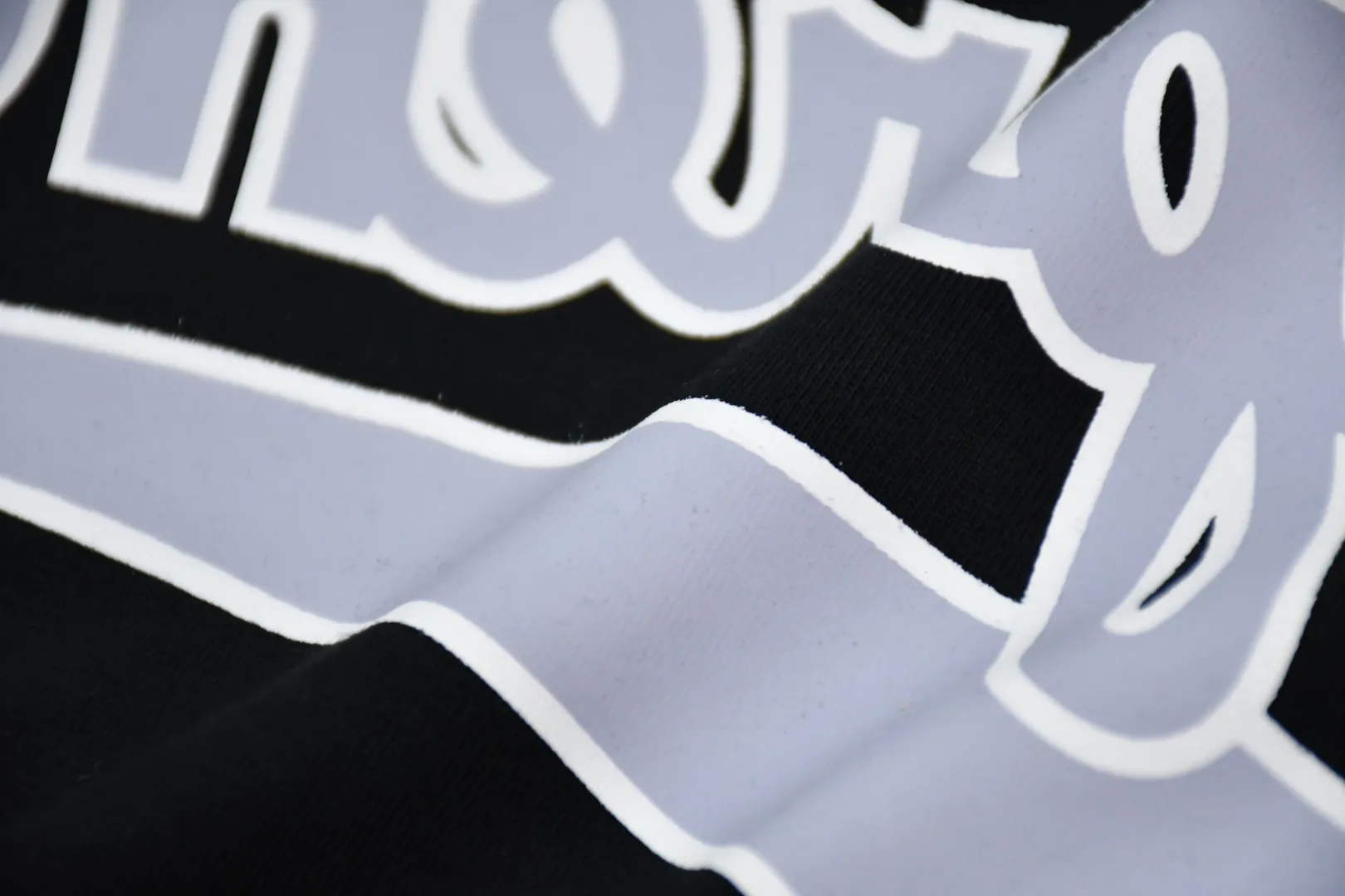 🅿️126 S169 top version Supreme 24ss BACKWARDS LOGO printed short-sleeved T-shirt. Refuse to look at pictures to make goods. Refuse to compare wrong versions. Use cylindrical seamless technology (original technology, no stitching bone on the side of the clothes, identification key point) The fabrics are all custom-woven and dyed, 280g weight, 100% cotton, cylindrical fabric. Cylindrical fabric is a knitted fabric woven with a cylinder loom. The needles are distributed in a cylindrical shape on the fuselage. The gray fabric is a large cylinder, which needs to be opened and shaped before it can be used further. There are no slits on the side of the clothes, so there is no washing label on the side of ordinary short-sleeves. There is only one collar label behind the neck. The printing uses thermosetting ink printing imported from Belgium (different from conventional thermal transfer printing), also known as plastic ink, or self-adhesive ink. Its ingredients are: mainly composed of polyvinyl chloride (PVC) and phthalates. PVC and phthalates, solid color The thermoset ink is composed of a mixture of agents, stabilizers, and thickeners. It is not the digital direct printing advertised on the market. The printing texture of thermoset ink cannot be achieved by digital direct printing. The collar label has a watermark anti-counterfeiting effect, a real anti-counterfeiting layer, a version with a high probability of passing the inspection, and a high probability of passing the original packaging picture. Size：S-XL