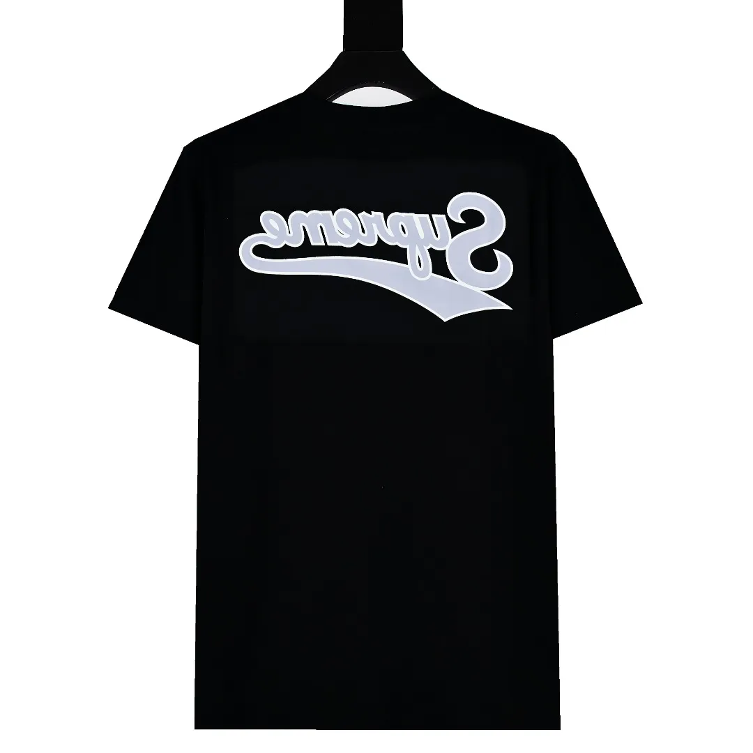 🅿️126 S169 top version Supreme 24ss BACKWARDS LOGO printed short-sleeved T-shirt. Refuse to look at pictures to make goods. Refuse to compare wrong versions. Use cylindrical seamless technology (original technology, no stitching bone on the side of the clothes, identification key point) The fabrics are all custom-woven and dyed, 280g weight, 100% cotton, cylindrical fabric. Cylindrical fabric is a knitted fabric woven with a cylinder loom. The needles are distributed in a cylindrical shape on the fuselage. The gray fabric is a large cylinder, which needs to be opened and shaped before it can be used further. There are no slits on the side of the clothes, so there is no washing label on the side of ordinary short-sleeves. There is only one collar label behind the neck. The printing uses thermosetting ink printing imported from Belgium (different from conventional thermal transfer printing), also known as plastic ink, or self-adhesive ink. Its ingredients are: mainly composed of polyvinyl chloride (PVC) and phthalates. PVC and phthalates, solid color The thermoset ink is composed of a mixture of agents, stabilizers, and thickeners. It is not the digital direct printing advertised on the market. The printing texture of thermoset ink cannot be achieved by digital direct printing. The collar label has a watermark anti-counterfeiting effect, a real anti-counterfeiting layer, a version with a high probability of passing the inspection, and a high probability of passing the original packaging picture. Size：S-XL