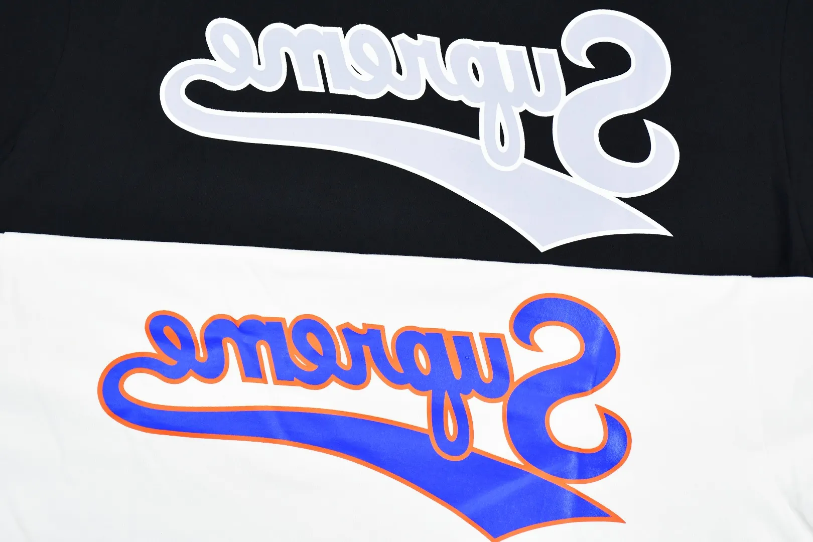 🅿️126 S169 top version Supreme 24ss BACKWARDS LOGO printed short-sleeved T-shirt. Refuse to look at pictures to make goods. Refuse to compare wrong versions. Use cylindrical seamless technology (original technology, no stitching bone on the side of the clothes, identification key point) The fabrics are all custom-woven and dyed, 280g weight, 100% cotton, cylindrical fabric. Cylindrical fabric is a knitted fabric woven with a cylinder loom. The needles are distributed in a cylindrical shape on the fuselage. The gray fabric is a large cylinder, which needs to be opened and shaped before it can be used further. There are no slits on the side of the clothes, so there is no washing label on the side of ordinary short-sleeves. There is only one collar label behind the neck. The printing uses thermosetting ink printing imported from Belgium (different from conventional thermal transfer printing), also known as plastic ink, or self-adhesive ink. Its ingredients are: mainly composed of polyvinyl chloride (PVC) and phthalates. PVC and phthalates, solid color The thermoset ink is composed of a mixture of agents, stabilizers, and thickeners. It is not the digital direct printing advertised on the market. The printing texture of thermoset ink cannot be achieved by digital direct printing. The collar label has a watermark anti-counterfeiting effect, a real anti-counterfeiting layer, a version with a high probability of passing the inspection, and a high probability of passing the original packaging picture. Size：S-XL