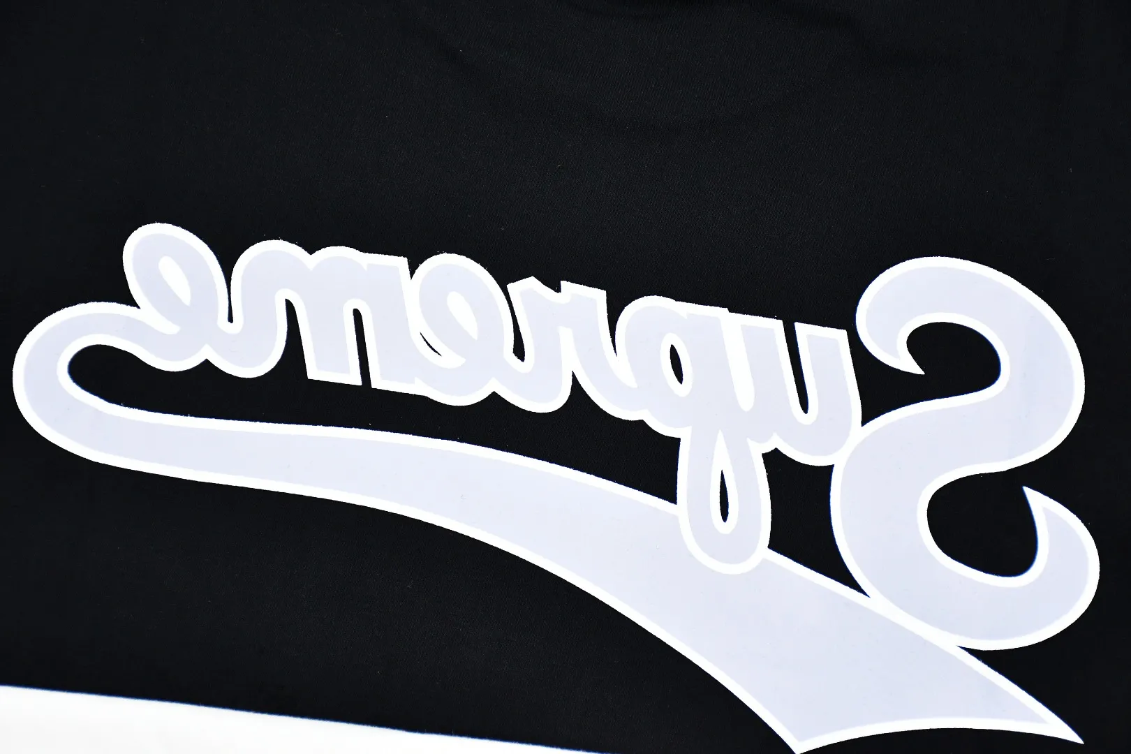 🅿️126 S169 top version Supreme 24ss BACKWARDS LOGO printed short-sleeved T-shirt. Refuse to look at pictures to make goods. Refuse to compare wrong versions. Use cylindrical seamless technology (original technology, no stitching bone on the side of the clothes, identification key point) The fabrics are all custom-woven and dyed, 280g weight, 100% cotton, cylindrical fabric. Cylindrical fabric is a knitted fabric woven with a cylinder loom. The needles are distributed in a cylindrical shape on the fuselage. The gray fabric is a large cylinder, which needs to be opened and shaped before it can be used further. There are no slits on the side of the clothes, so there is no washing label on the side of ordinary short-sleeves. There is only one collar label behind the neck. The printing uses thermosetting ink printing imported from Belgium (different from conventional thermal transfer printing), also known as plastic ink, or self-adhesive ink. Its ingredients are: mainly composed of polyvinyl chloride (PVC) and phthalates. PVC and phthalates, solid color The thermoset ink is composed of a mixture of agents, stabilizers, and thickeners. It is not the digital direct printing advertised on the market. The printing texture of thermoset ink cannot be achieved by digital direct printing. The collar label has a watermark anti-counterfeiting effect, a real anti-counterfeiting layer, a version with a high probability of passing the inspection, and a high probability of passing the original packaging picture. Size：S-XL