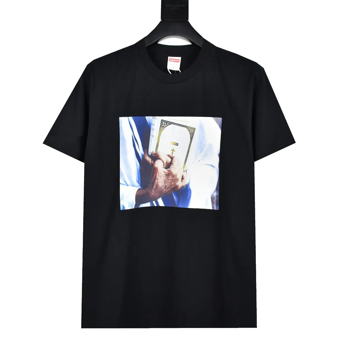 🅿️120 S56 top version Supreme 19fw Week 7 Bible Tee Bible short sleeves using cylindrical seamless technology (original technology has no gaps on the sides of the clothes) The fabrics are all custom-woven and dyed, 280g weight, 100% cotton, cylindrical fabric. Cylindrical fabric is knitted fabric woven with a cylinder loom. The needles are distributed in a cylindrical shape on the fuselage. The gray fabric is a large cylinder, which needs to be opened and shaped. For further use, there are no slits on the side of the clothes, so there is no washing label on the side of ordinary short-sleeves. There is only a collar label behind the neck. The printing uses Belgian imported thermosetting ink to assist the screen printing screen, and Cunard's fully automatic elliptical heating integrated printing machine , the white paste base is made through 4 layers of color screen printing and digital direct printing. The integrated printing has no jagged edges. The collar label has a watermark anti-counterfeiting effect. It has a real anti-counterfeiting layer. It has a high probability of passing the inspection version. It has a high chance of passing the original packaging picture. Size: S-XL