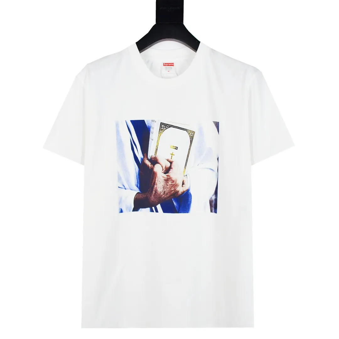 🅿️120 S56 top version Supreme 19fw Week 7 Bible Tee Bible short sleeves using cylindrical seamless technology (original technology has no gaps on the sides of the clothes) The fabrics are all custom-woven and dyed, 280g weight, 100% cotton, cylindrical fabric. Cylindrical fabric is knitted fabric woven with a cylinder loom. The needles are distributed in a cylindrical shape on the fuselage. The gray fabric is a large cylinder, which needs to be opened and shaped. For further use, there are no slits on the side of the clothes, so there is no washing label on the side of ordinary short-sleeves. There is only a collar label behind the neck. The printing uses Belgian imported thermosetting ink to assist the screen printing screen, and Cunard's fully automatic elliptical heating integrated printing machine , the white paste base is made through 4 layers of color screen printing and digital direct printing. The integrated printing has no jagged edges. The collar label has a watermark anti-counterfeiting effect. It has a real anti-counterfeiting layer. It has a high probability of passing the inspection version. It has a high chance of passing the original packaging picture. Size: S-XL