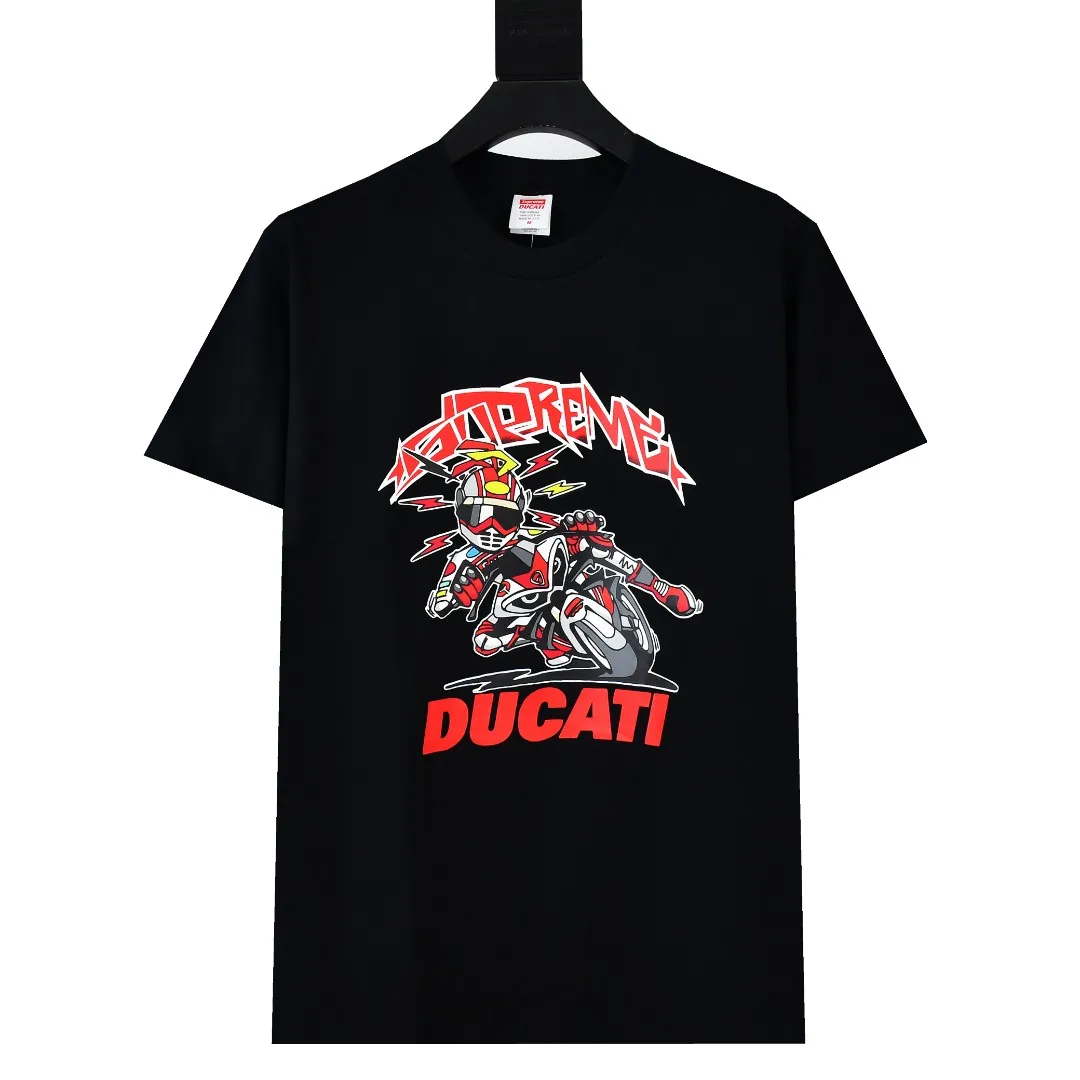 S376💰p150 Top version Supreme 24ss DUCATI SS24 Ducati co-branded short-sleeved T-shirt. Refuse to look at pictures to make goods. Refuse to compare with wrong versions. Use cylinder seamless technology (original technology, there are no stitched bones on the side of the clothes. Key points of identification) The fabrics are all custom-woven and dyed, 280g weight, 100% cotton, cylindrical fabric. Cylindrical fabric is a knitted fabric woven with a cylinder loom. The needles are distributed in a cylindrical shape on the fuselage. The gray fabric is a large cylinder, which needs to be opened and shaped before it can be used further. There are no slits on the side of the clothes, so there is no washing label on the side of ordinary short-sleeves. There is only one collar label behind the neck. The printing uses thermosetting ink printing imported from Belgium (different from conventional heat transfer printing), also known as plastic ink, or self-adhesive ink. Its ingredients are: mainly composed of polyvinyl chloride (PVC) and phthalates. PVC and phthalates, solid color The thermosetting ink is composed of a mixture of agents, stabilizers, and thickeners. It is not the digital direct printing marketed on the market. The printing texture of thermosetting ink cannot be achieved by digital direct printing. The collar label has a watermark anti-counterfeiting effect, a real anti-counterfeiting layer, a version with a high probability of passing the inspection, and the original packaging picture has a high probability of passing the test. Size：S-XL