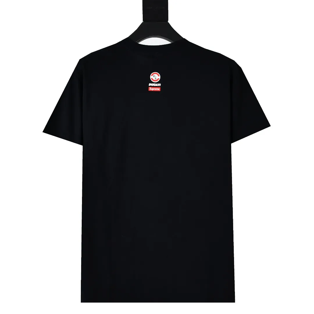 S376💰p150 Top version Supreme 24ss DUCATI SS24 Ducati co-branded short-sleeved T-shirt. Refuse to look at pictures to make goods. Refuse to compare with wrong versions. Use cylinder seamless technology (original technology, there are no stitched bones on the side of the clothes. Key points of identification) The fabrics are all custom-woven and dyed, 280g weight, 100% cotton, cylindrical fabric. Cylindrical fabric is a knitted fabric woven with a cylinder loom. The needles are distributed in a cylindrical shape on the fuselage. The gray fabric is a large cylinder, which needs to be opened and shaped before it can be used further. There are no slits on the side of the clothes, so there is no washing label on the side of ordinary short-sleeves. There is only one collar label behind the neck. The printing uses thermosetting ink printing imported from Belgium (different from conventional heat transfer printing), also known as plastic ink, or self-adhesive ink. Its ingredients are: mainly composed of polyvinyl chloride (PVC) and phthalates. PVC and phthalates, solid color The thermosetting ink is composed of a mixture of agents, stabilizers, and thickeners. It is not the digital direct printing marketed on the market. The printing texture of thermosetting ink cannot be achieved by digital direct printing. The collar label has a watermark anti-counterfeiting effect, a real anti-counterfeiting layer, a version with a high probability of passing the inspection, and the original packaging picture has a high probability of passing the test. Size：S-XL
