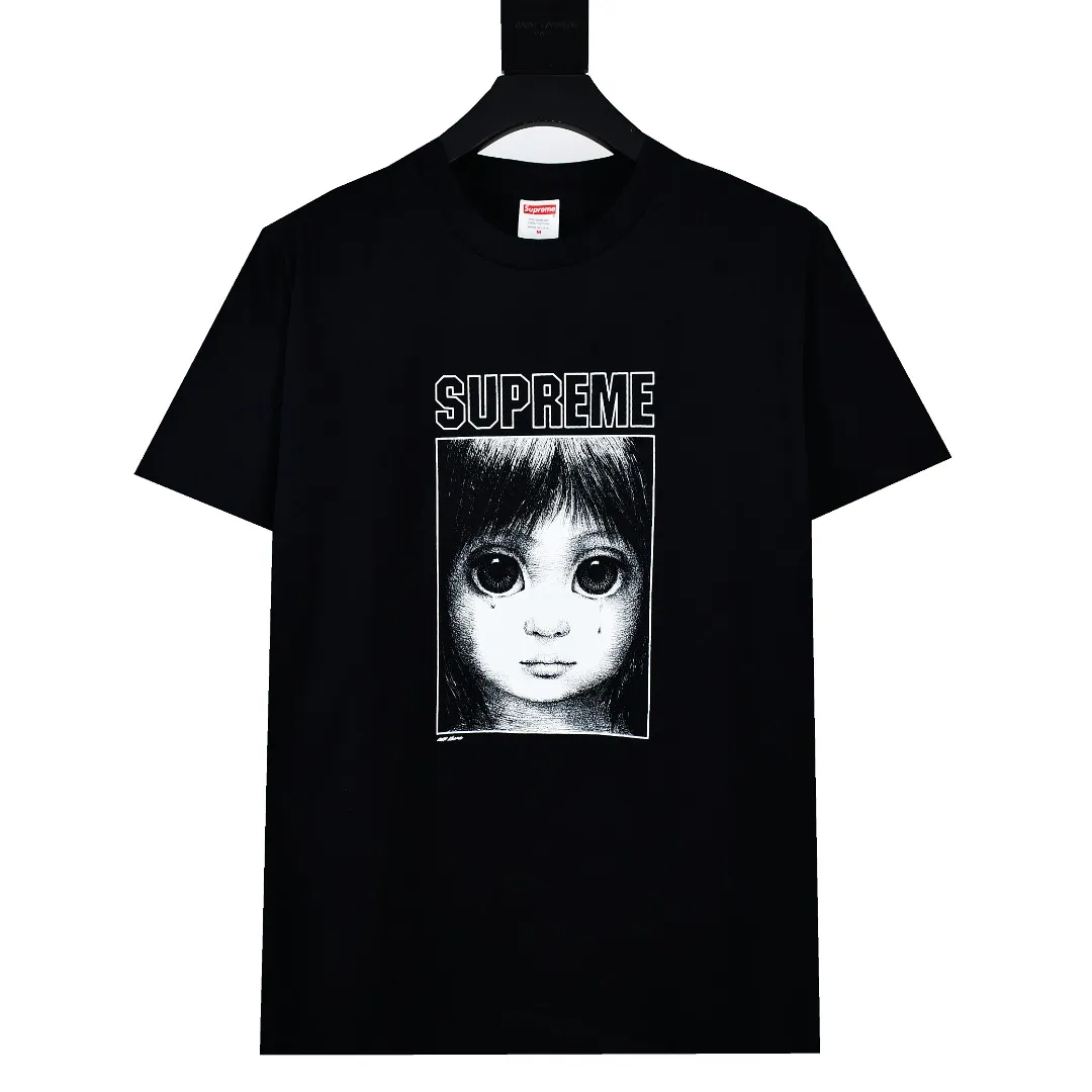S362💰p136 Top version Supreme 24ss Margaret Keane Teardrop Tee Comic Girl Short Sleeves Refuse to make products based on pictures and refuse to compare with wrong versions. Use cylinder seamless process (original process, there are no stitched bones on the side of the clothes, key points of identification) The fabrics are all custom-woven and dyed, 280g weight, 100% cotton, cylindrical fabric. Cylindrical fabric is a knitted fabric woven with a cylinder loom. The needles are distributed in a cylindrical shape on the fuselage. The gray fabric is a large cylinder, which needs to be opened and shaped before it can be used further. There are no slits on the side of the clothes, so there is no washing label on the side of ordinary short-sleeves. There is only one collar label behind the neck. The printing uses thermosetting ink printing imported from Belgium (different from conventional heat transfer printing), also known as plastic ink, or self-adhesive ink. Its ingredients are: mainly composed of polyvinyl chloride (PVC) and phthalates. PVC and phthalates, solid color The thermosetting ink is composed of a mixture of agents, stabilizers, and thickeners. It is not the digital direct printing marketed on the market. The printing texture of thermosetting ink cannot be achieved by digital direct printing. The collar label has a watermark anti-counterfeiting effect, a real anti-counterfeiting layer, a version with a high probability of passing the inspection, and the original packaging picture has a high probability of passing the test. Size：S-XL