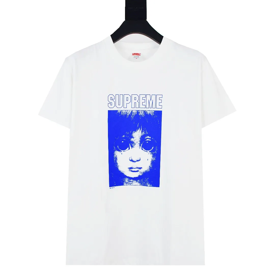 S362💰p136 Top version Supreme 24ss Margaret Keane Teardrop Tee Comic Girl Short Sleeves Refuse to make products based on pictures and refuse to compare with wrong versions. Use cylinder seamless process (original process, there are no stitched bones on the side of the clothes, key points of identification) The fabrics are all custom-woven and dyed, 280g weight, 100% cotton, cylindrical fabric. Cylindrical fabric is a knitted fabric woven with a cylinder loom. The needles are distributed in a cylindrical shape on the fuselage. The gray fabric is a large cylinder, which needs to be opened and shaped before it can be used further. There are no slits on the side of the clothes, so there is no washing label on the side of ordinary short-sleeves. There is only one collar label behind the neck. The printing uses thermosetting ink printing imported from Belgium (different from conventional heat transfer printing), also known as plastic ink, or self-adhesive ink. Its ingredients are: mainly composed of polyvinyl chloride (PVC) and phthalates. PVC and phthalates, solid color The thermosetting ink is composed of a mixture of agents, stabilizers, and thickeners. It is not the digital direct printing marketed on the market. The printing texture of thermosetting ink cannot be achieved by digital direct printing. The collar label has a watermark anti-counterfeiting effect, a real anti-counterfeiting layer, a version with a high probability of passing the inspection, and the original packaging picture has a high probability of passing the test. Size：S-XL