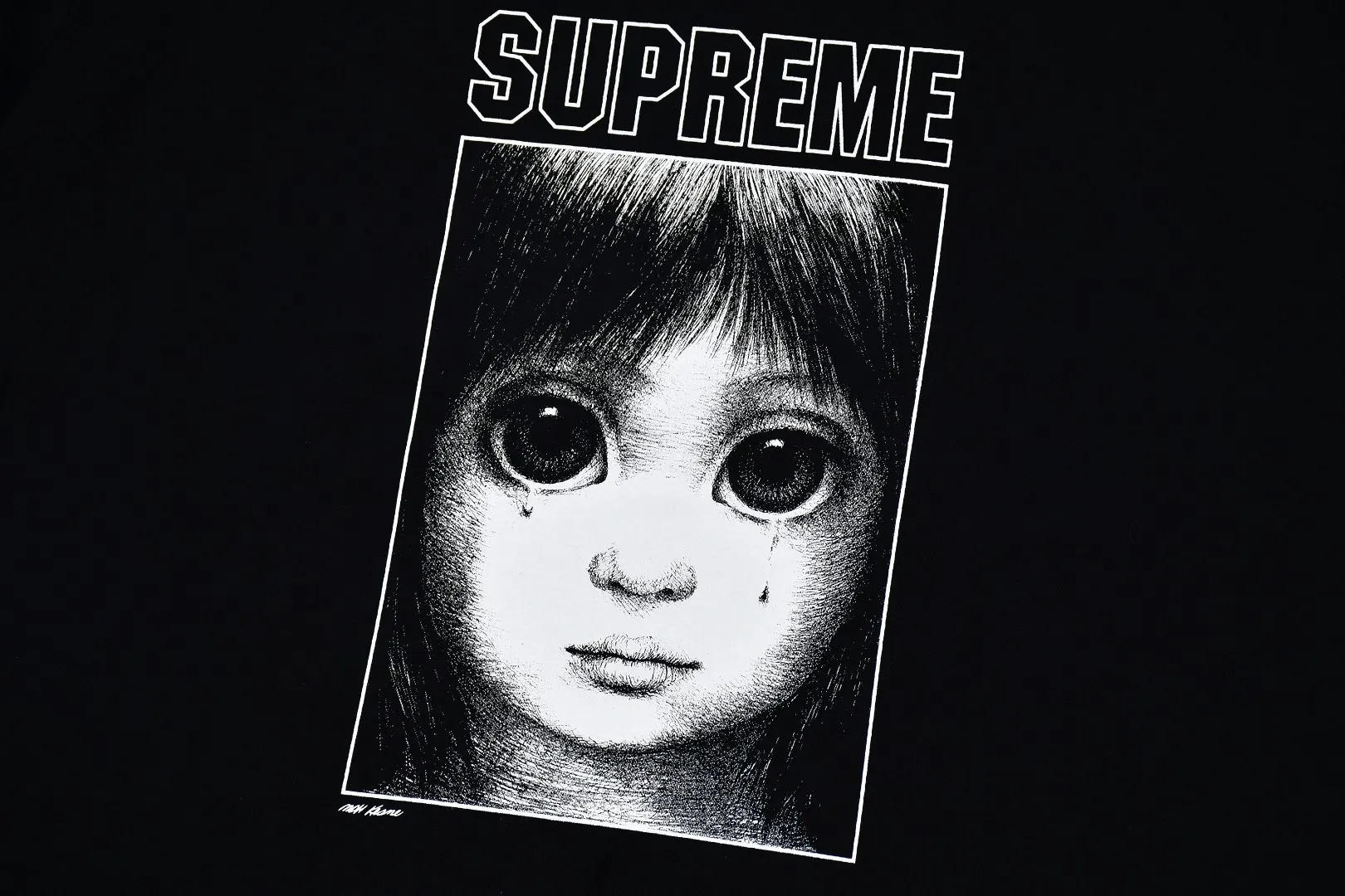 S362💰p136 Top version Supreme 24ss Margaret Keane Teardrop Tee Comic Girl Short Sleeves Refuse to make products based on pictures and refuse to compare with wrong versions. Use cylinder seamless process (original process, there are no stitched bones on the side of the clothes, key points of identification) The fabrics are all custom-woven and dyed, 280g weight, 100% cotton, cylindrical fabric. Cylindrical fabric is a knitted fabric woven with a cylinder loom. The needles are distributed in a cylindrical shape on the fuselage. The gray fabric is a large cylinder, which needs to be opened and shaped before it can be used further. There are no slits on the side of the clothes, so there is no washing label on the side of ordinary short-sleeves. There is only one collar label behind the neck. The printing uses thermosetting ink printing imported from Belgium (different from conventional heat transfer printing), also known as plastic ink, or self-adhesive ink. Its ingredients are: mainly composed of polyvinyl chloride (PVC) and phthalates. PVC and phthalates, solid color The thermosetting ink is composed of a mixture of agents, stabilizers, and thickeners. It is not the digital direct printing marketed on the market. The printing texture of thermosetting ink cannot be achieved by digital direct printing. The collar label has a watermark anti-counterfeiting effect, a real anti-counterfeiting layer, a version with a high probability of passing the inspection, and the original packaging picture has a high probability of passing the test. Size：S-XL