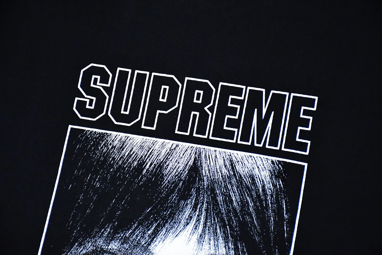 S362💰p136 Top version Supreme 24ss Margaret Keane Teardrop Tee Comic Girl Short Sleeves Refuse to make products based on pictures and refuse to compare with wrong versions. Use cylinder seamless process (original process, there are no stitched bones on the side of the clothes, key points of identification) The fabrics are all custom-woven and dyed, 280g weight, 100% cotton, cylindrical fabric. Cylindrical fabric is a knitted fabric woven with a cylinder loom. The needles are distributed in a cylindrical shape on the fuselage. The gray fabric is a large cylinder, which needs to be opened and shaped before it can be used further. There are no slits on the side of the clothes, so there is no washing label on the side of ordinary short-sleeves. There is only one collar label behind the neck. The printing uses thermosetting ink printing imported from Belgium (different from conventional heat transfer printing), also known as plastic ink, or self-adhesive ink. Its ingredients are: mainly composed of polyvinyl chloride (PVC) and phthalates. PVC and phthalates, solid color The thermosetting ink is composed of a mixture of agents, stabilizers, and thickeners. It is not the digital direct printing marketed on the market. The printing texture of thermosetting ink cannot be achieved by digital direct printing. The collar label has a watermark anti-counterfeiting effect, a real anti-counterfeiting layer, a version with a high probability of passing the inspection, and the original packaging picture has a high probability of passing the test. Size：S-XL