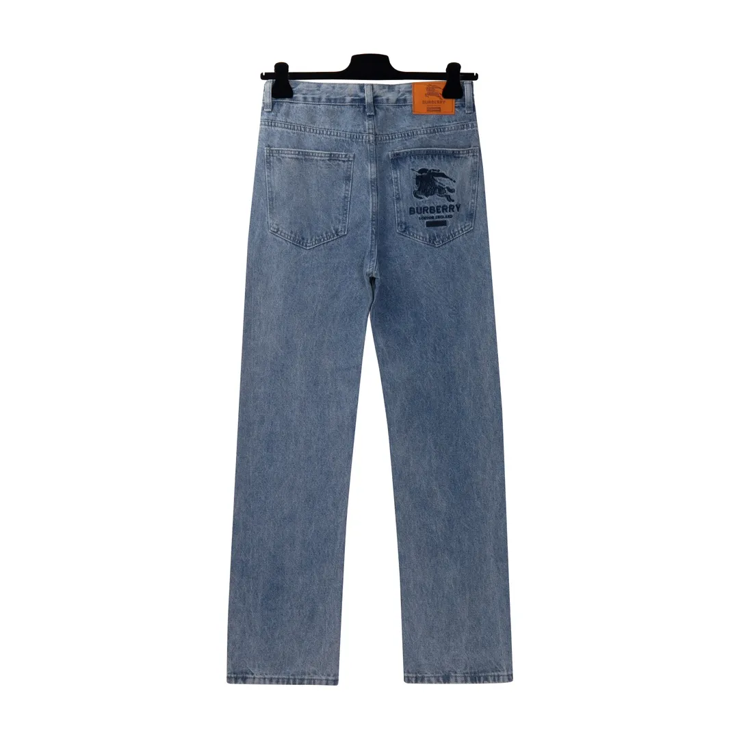 P210 [next day] Supreme 22SS Burberry co-branded Burberry bbr co-branded war horse embroidery jeans. Original purchase and development process to produce high version. Use washed denim fabric. Special washing process. Tie-dye step. Washed many times to make the denim evenly distressed. The distressing process is flawless. The process is very cumbersome. Each paving material has the brand logo and all three labels are available. Color: blue Size: M L XL XXL (30-36) detailed size can be found in Figure 9