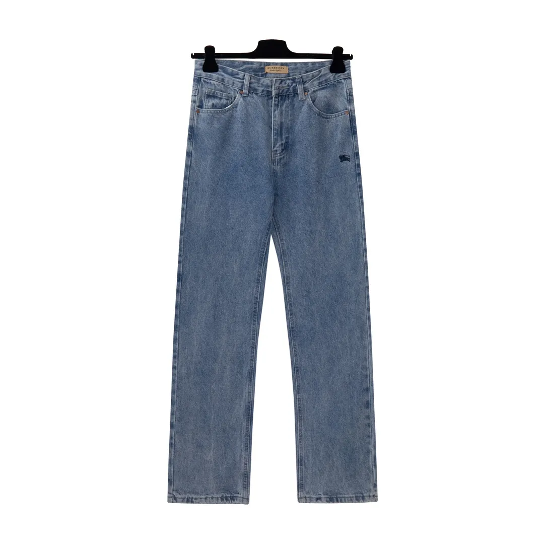P210 [next day] Supreme 22SS Burberry co-branded Burberry bbr co-branded war horse embroidery jeans. Original purchase and development process to produce high version. Use washed denim fabric. Special washing process. Tie-dye step. Washed many times to make the denim evenly distressed. The distressing process is flawless. The process is very cumbersome. Each paving material has the brand logo and all three labels are available. Color: blue Size: M L XL XXL (30-36) detailed size can be found in Figure 9