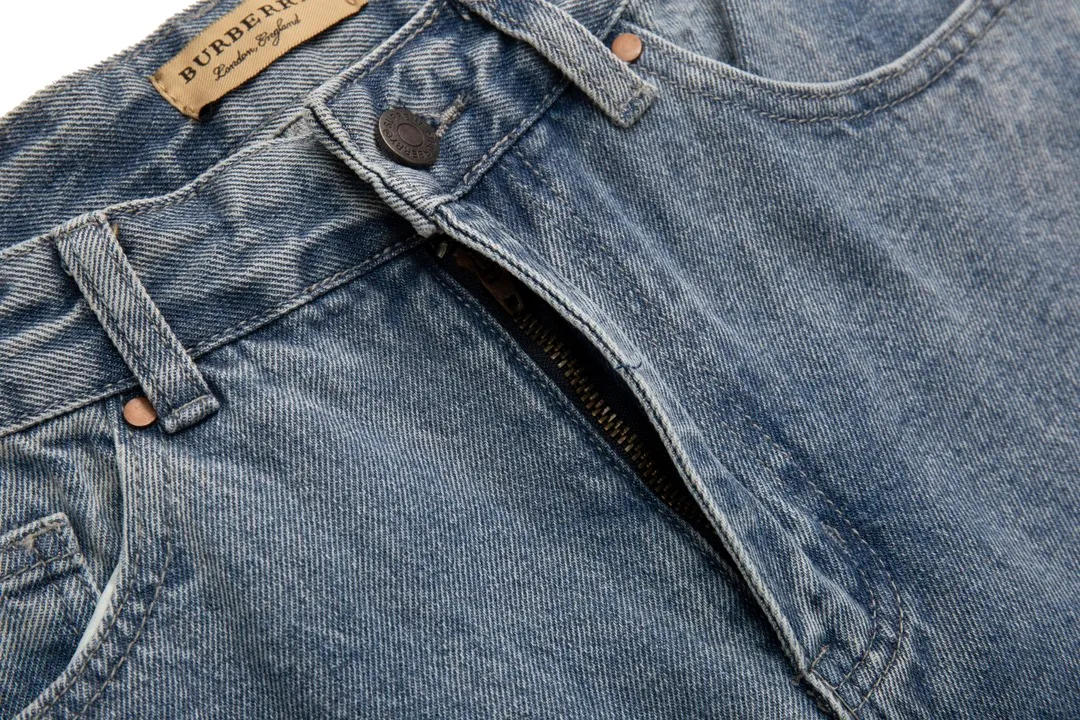 P210 [next day] Supreme 22SS Burberry co-branded Burberry bbr co-branded war horse embroidery jeans. Original purchase and development process to produce high version. Use washed denim fabric. Special washing process. Tie-dye step. Washed many times to make the denim evenly distressed. The distressing process is flawless. The process is very cumbersome. Each paving material has the brand logo and all three labels are available. Color: blue Size: M L XL XXL (30-36) detailed size can be found in Figure 9