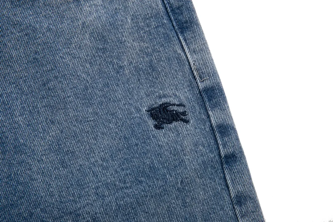 P210 [next day] Supreme 22SS Burberry co-branded Burberry bbr co-branded war horse embroidery jeans. Original purchase and development process to produce high version. Use washed denim fabric. Special washing process. Tie-dye step. Washed many times to make the denim evenly distressed. The distressing process is flawless. The process is very cumbersome. Each paving material has the brand logo and all three labels are available. Color: blue Size: M L XL XXL (30-36) detailed size can be found in Figure 9