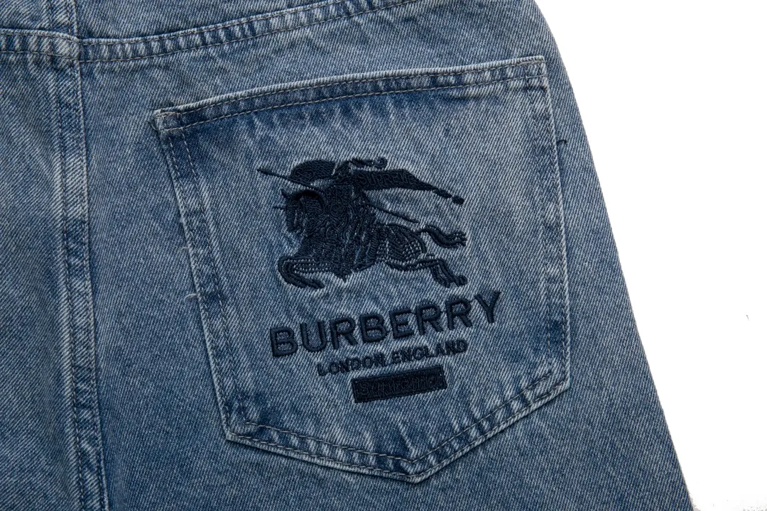 P210 [next day] Supreme 22SS Burberry co-branded Burberry bbr co-branded war horse embroidery jeans. Original purchase and development process to produce high version. Use washed denim fabric. Special washing process. Tie-dye step. Washed many times to make the denim evenly distressed. The distressing process is flawless. The process is very cumbersome. Each paving material has the brand logo and all three labels are available. Color: blue Size: M L XL XXL (30-36) detailed size can be found in Figure 9
