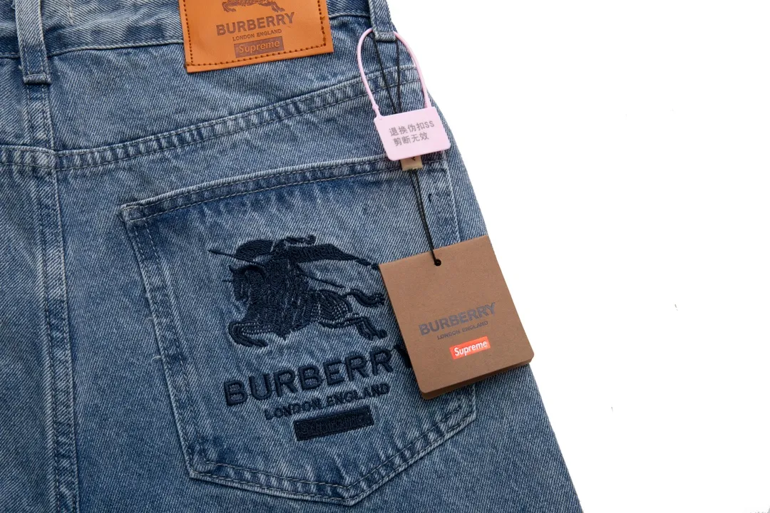 P210 [next day] Supreme 22SS Burberry co-branded Burberry bbr co-branded war horse embroidery jeans. Original purchase and development process to produce high version. Use washed denim fabric. Special washing process. Tie-dye step. Washed many times to make the denim evenly distressed. The distressing process is flawless. The process is very cumbersome. Each paving material has the brand logo and all three labels are available. Color: blue Size: M L XL XXL (30-36) detailed size can be found in Figure 9