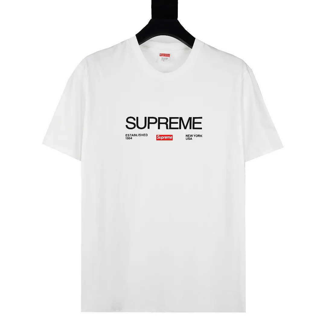 S122💰p130 top version Supreme 21FW EST 1994 letter box logo short-sleeved T-shirt using cylindrical seamless technology (the original technology has no gaps on the sides of the clothes) The fabrics are all custom-woven and dyed, 280g weight, 100% cotton, cylindrical fabric. Cylindrical fabric is knitted fabric woven with a cylinder loom. The needles are distributed in a cylindrical shape on the fuselage. The gray fabric is a large cylinder that needs to be opened and shaped before it can be used further. There are no slits on the side of the clothes, so there is no washing label on the side of ordinary short-sleeves. There is only one collar label behind the neck. The printing is printed with thermosetting ink, also known as plastic. Ink, or self-adhesive ink, contains ingredients: mainly composed of polyvinyl chloride (PVC) and phthalates. PVC and phthalates, fixatives, stabilizers, and thickeners are mixed to form a thermal ink. Solid ink is not the digital direct printing advertised on the market. The printing texture of thermoset ink is something that digital direct printing cannot achieve. The collar label has a watermark anti-counterfeiting effect, a real anti-counterfeiting layer, a probability of passing the version, and a high probability of passing the original packaging picture. Size：S-XL