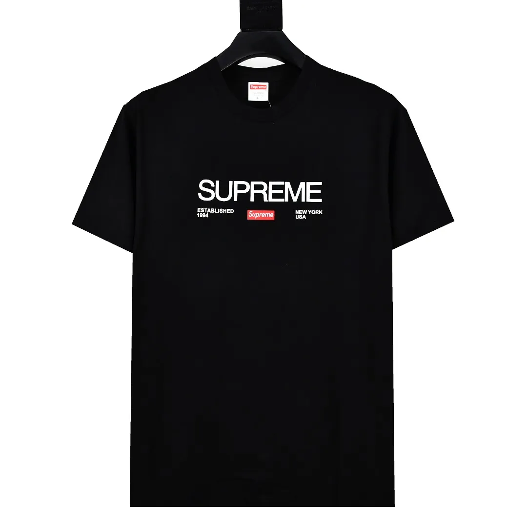 S122💰p130 top version Supreme 21FW EST 1994 letter box logo short-sleeved T-shirt using cylindrical seamless technology (the original technology has no gaps on the sides of the clothes) The fabrics are all custom-woven and dyed, 280g weight, 100% cotton, cylindrical fabric. Cylindrical fabric is knitted fabric woven with a cylinder loom. The needles are distributed in a cylindrical shape on the fuselage. The gray fabric is a large cylinder that needs to be opened and shaped before it can be used further. There are no slits on the side of the clothes, so there is no washing label on the side of ordinary short-sleeves. There is only one collar label behind the neck. The printing is printed with thermosetting ink, also known as plastic. Ink, or self-adhesive ink, contains ingredients: mainly composed of polyvinyl chloride (PVC) and phthalates. PVC and phthalates, fixatives, stabilizers, and thickeners are mixed to form a thermal ink. Solid ink is not the digital direct printing advertised on the market. The printing texture of thermoset ink is something that digital direct printing cannot achieve. The collar label has a watermark anti-counterfeiting effect, a real anti-counterfeiting layer, a probability of passing the version, and a high probability of passing the original packaging picture. Size：S-XL