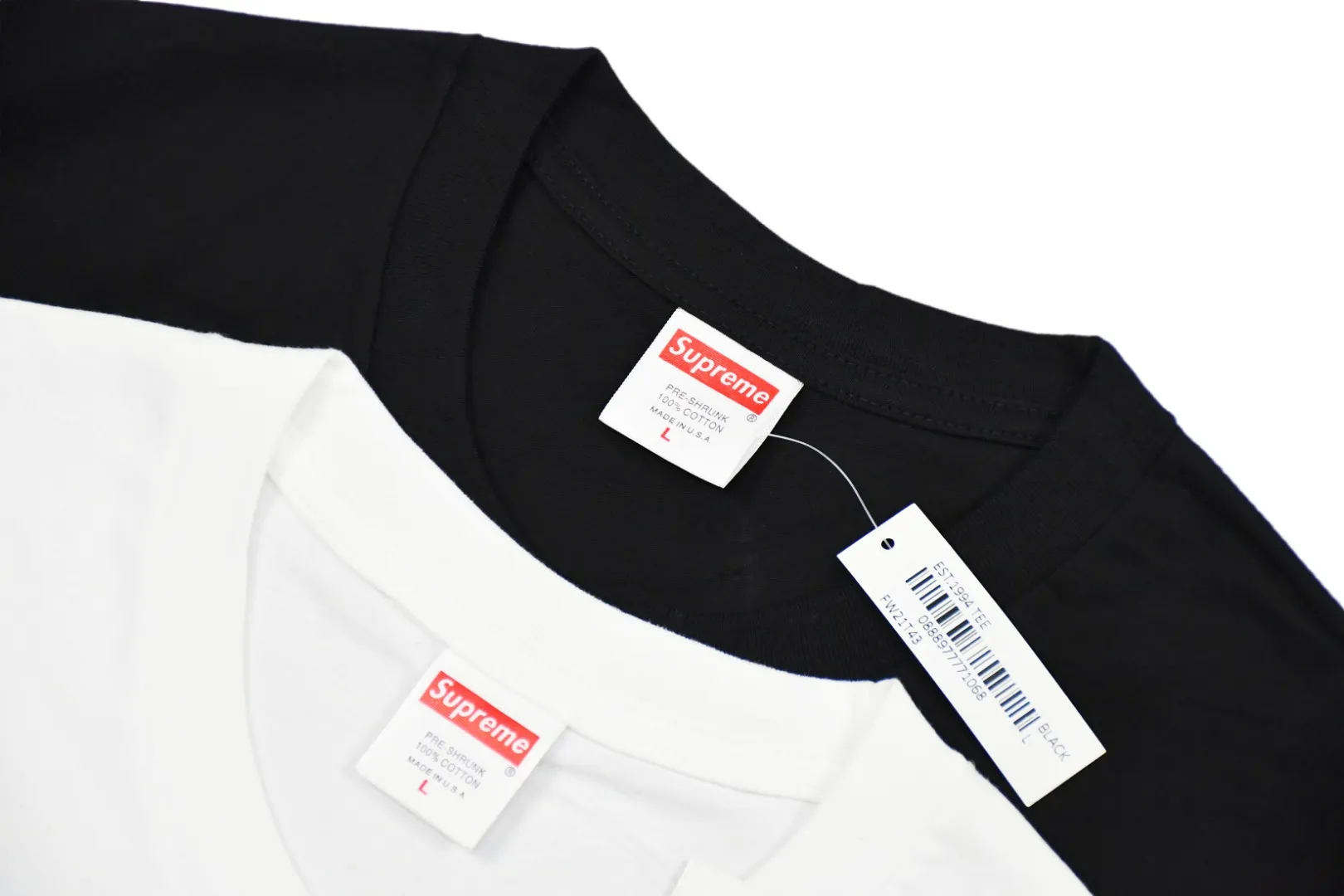 S122💰p130 top version Supreme 21FW EST 1994 letter box logo short-sleeved T-shirt using cylindrical seamless technology (the original technology has no gaps on the sides of the clothes) The fabrics are all custom-woven and dyed, 280g weight, 100% cotton, cylindrical fabric. Cylindrical fabric is knitted fabric woven with a cylinder loom. The needles are distributed in a cylindrical shape on the fuselage. The gray fabric is a large cylinder that needs to be opened and shaped before it can be used further. There are no slits on the side of the clothes, so there is no washing label on the side of ordinary short-sleeves. There is only one collar label behind the neck. The printing is printed with thermosetting ink, also known as plastic. Ink, or self-adhesive ink, contains ingredients: mainly composed of polyvinyl chloride (PVC) and phthalates. PVC and phthalates, fixatives, stabilizers, and thickeners are mixed to form a thermal ink. Solid ink is not the digital direct printing advertised on the market. The printing texture of thermoset ink is something that digital direct printing cannot achieve. The collar label has a watermark anti-counterfeiting effect, a real anti-counterfeiting layer, a probability of passing the version, and a high probability of passing the original packaging picture. Size：S-XL