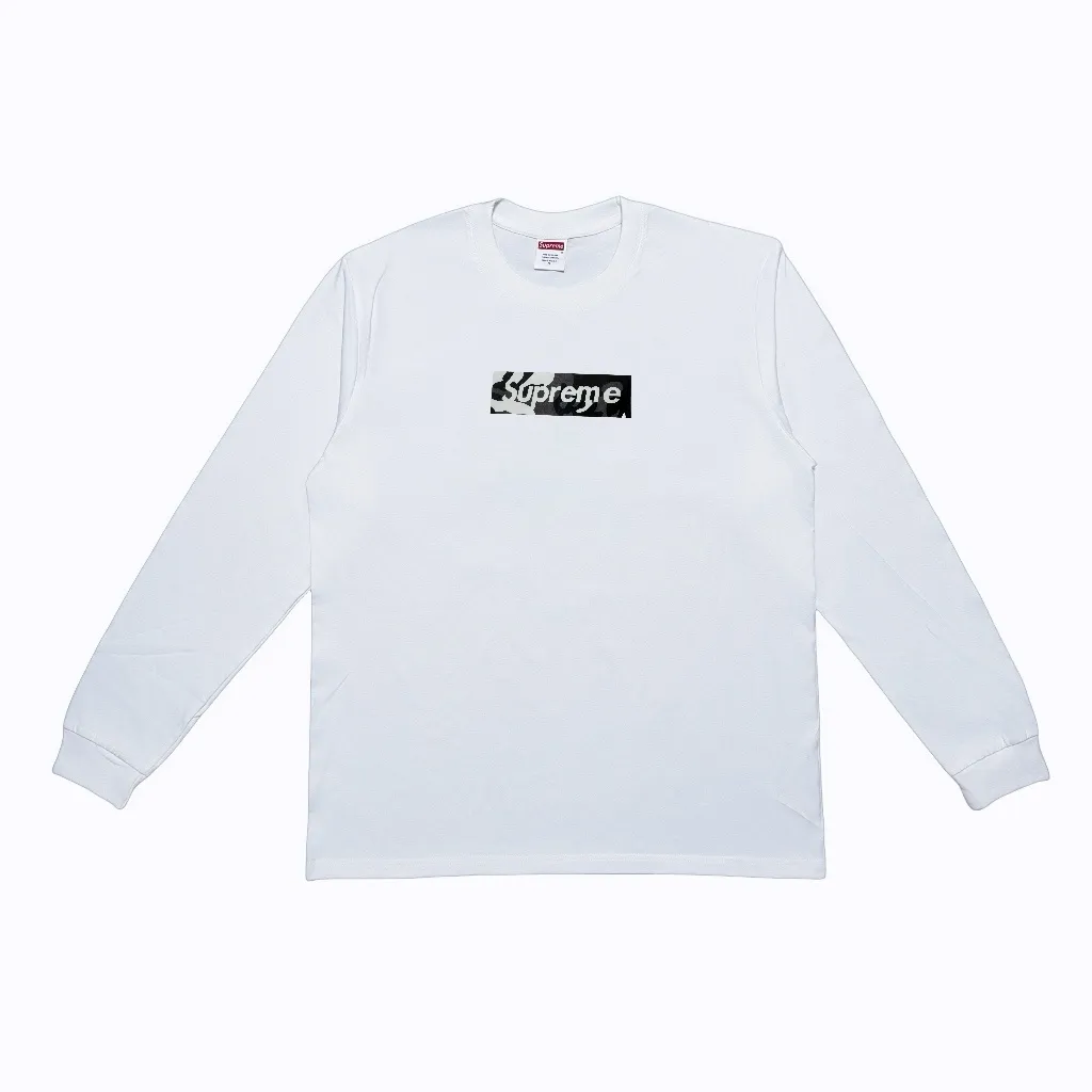 P140 Supreme Week 16 x Emilio Pucci joint model Box Logo Tee Logo printed solid color long-sleeved T-shirt, same style for men and women, using cylindrical seamless technology (original technology, there are no stitched bones on the side of the clothes, key points for identification) Fabric: All custom-woven and dyed, 280g weight, 100% cotton, cylindrical fabric. Cylindrical fabric is a knitted fabric woven with a cylinder loom. The needles are distributed in a cylindrical shape on the fuselage. The gray fabric is a large cylinder. It needs to be opened and shaped before further use. There is no slit on the side of the clothes, so there is no washing label on the side of ordinary short-sleeved clothes. There is only one collar label behind the neck, so the shape is very correct and not easy to deform (color: black and white)