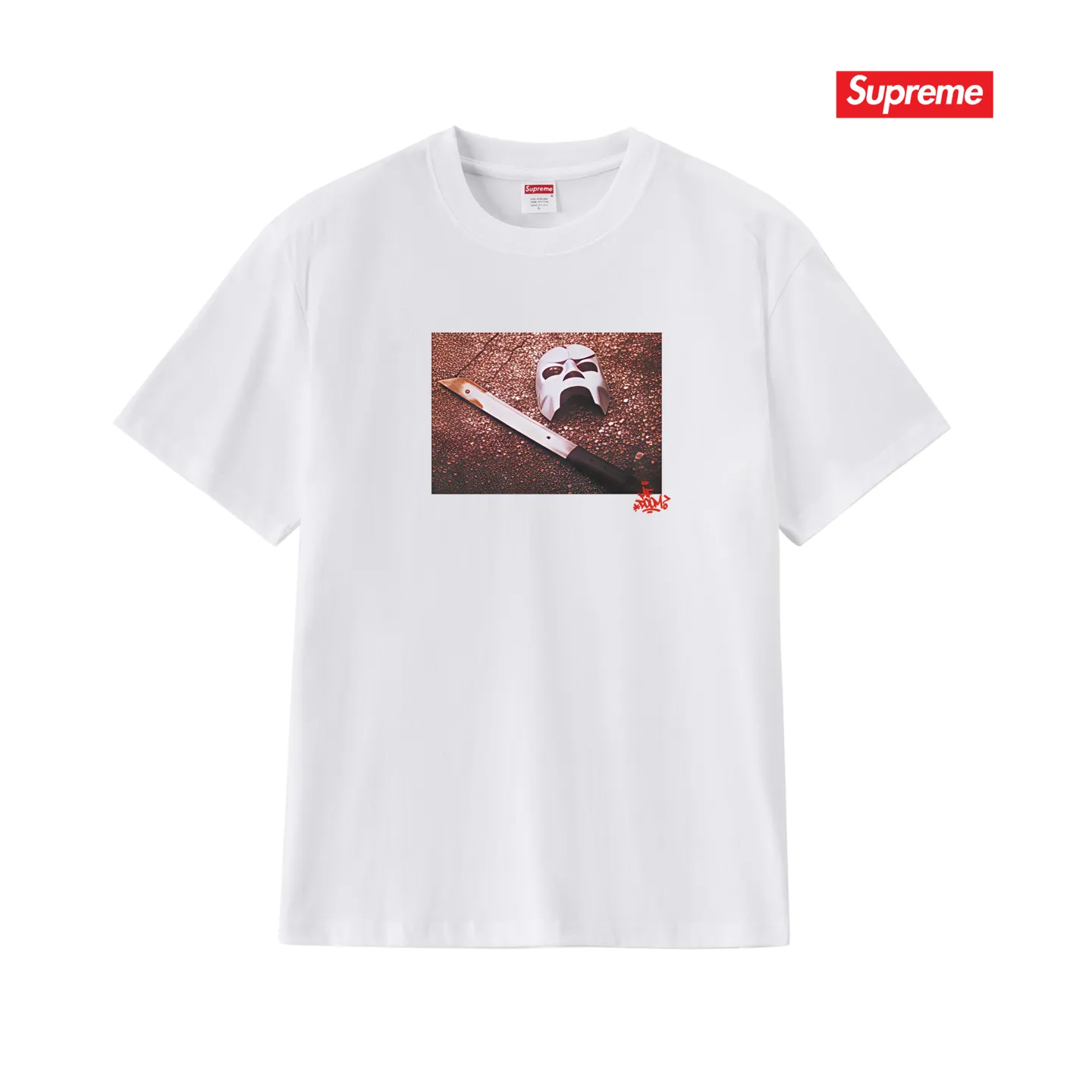 S207 P110💰 SupxMFDOOM FW23 mask with handwritten letters printed on the back, pure cotton round neck short-sleeved, same style for men and women. Loose fit. Made of 260g combed cotton double yarn. All three standards are complete from fabrics to accessories. ZP. Imported Matsui company slurry printing will never crack. The whole piece adopts three-needle five-thread technology. The neckline-shoulder seam-sleeve seam is double-lined, which looks more three-dimensional and textured. The same process as the original version, classic version. Feel free to compare zp. The whole piece adopts three-needle five-thread craftsmanship (neckline-shoulder seam-sleeve seam double thread, which looks more three-dimensional and textured). It has the same craftsmanship as the original original, classic version. Color: black, white, light gray, pink, navy. Size: S M L XL XXL