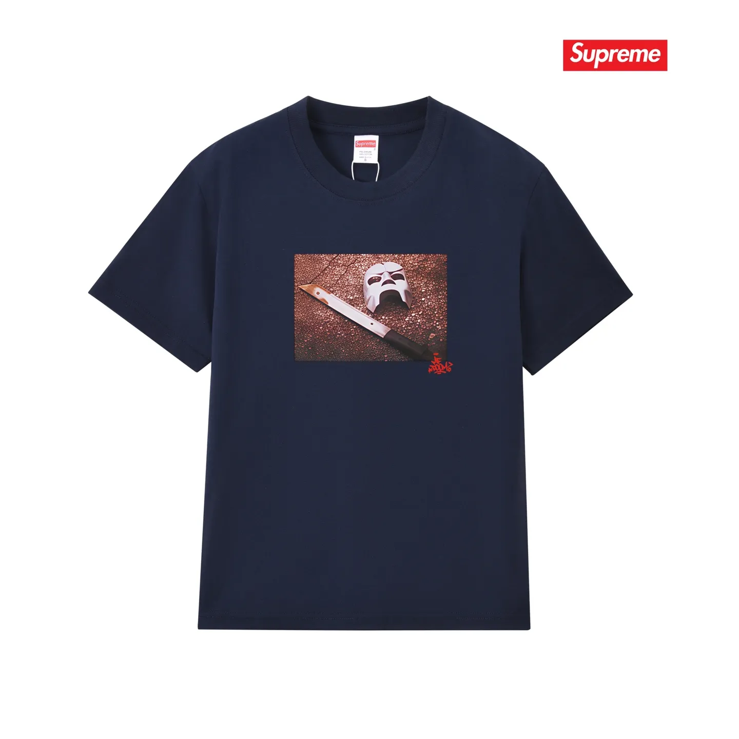 S207 P110💰 SupxMFDOOM FW23 mask with handwritten letters printed on the back, pure cotton round neck short-sleeved, same style for men and women. Loose fit. Made of 260g combed cotton double yarn. All three standards are complete from fabrics to accessories. ZP. Imported Matsui company slurry printing will never crack. The whole piece adopts three-needle five-thread technology. The neckline-shoulder seam-sleeve seam is double-lined, which looks more three-dimensional and textured. The same process as the original version, classic version. Feel free to compare zp. The whole piece adopts three-needle five-thread craftsmanship (neckline-shoulder seam-sleeve seam double thread, which looks more three-dimensional and textured). It has the same craftsmanship as the original original, classic version. Color: black, white, light gray, pink, navy. Size: S M L XL XXL