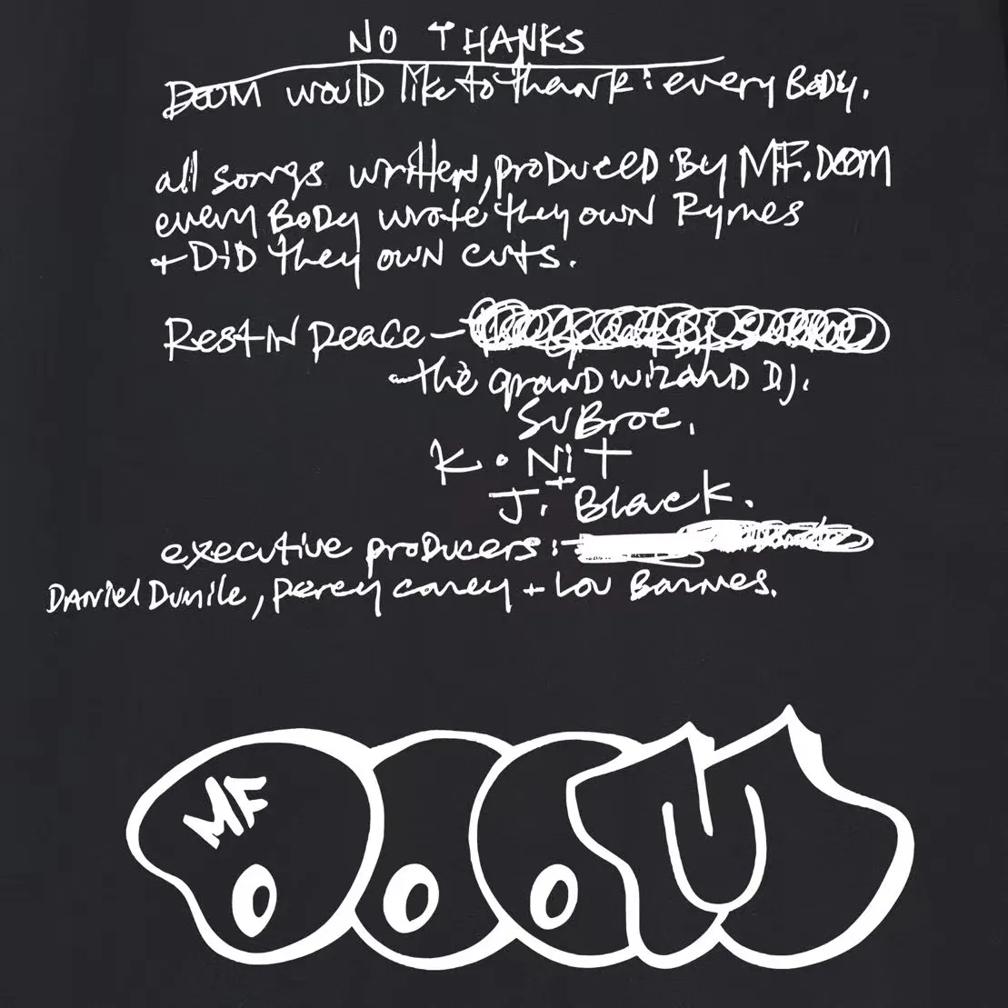 S207 P110💰 SupxMFDOOM FW23 mask with handwritten letters printed on the back, pure cotton round neck short-sleeved, same style for men and women. Loose fit. Made of 260g combed cotton double yarn. All three standards are complete from fabrics to accessories. ZP. Imported Matsui company slurry printing will never crack. The whole piece adopts three-needle five-thread technology. The neckline-shoulder seam-sleeve seam is double-lined, which looks more three-dimensional and textured. The same process as the original version, classic version. Feel free to compare zp. The whole piece adopts three-needle five-thread craftsmanship (neckline-shoulder seam-sleeve seam double thread, which looks more three-dimensional and textured). It has the same craftsmanship as the original original, classic version. Color: black, white, light gray, pink, navy. Size: S M L XL XXL