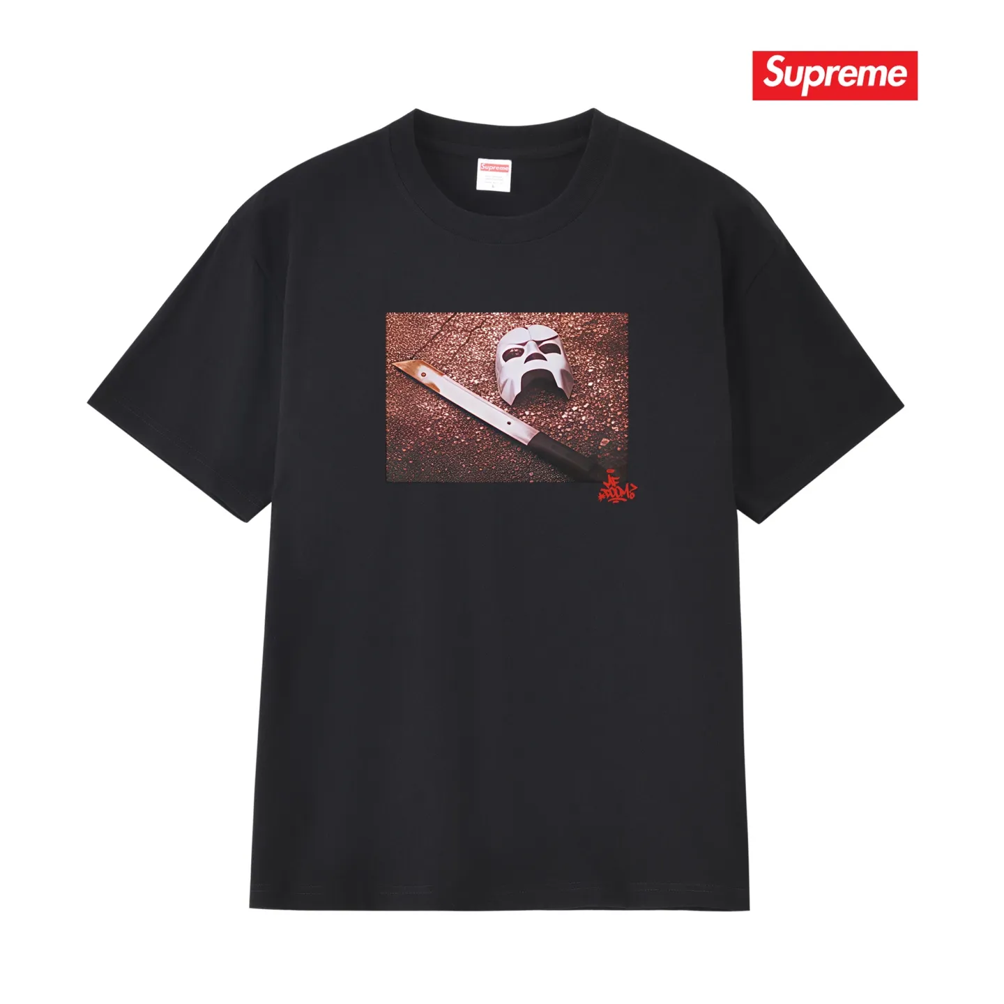 S207 P110💰 SupxMFDOOM FW23 mask with handwritten letters printed on the back, pure cotton round neck short-sleeved, same style for men and women. Loose fit. Made of 260g combed cotton double yarn. All three standards are complete from fabrics to accessories. ZP. Imported Matsui company slurry printing will never crack. The whole piece adopts three-needle five-thread technology. The neckline-shoulder seam-sleeve seam is double-lined, which looks more three-dimensional and textured. The same process as the original version, classic version. Feel free to compare zp. The whole piece adopts three-needle five-thread craftsmanship (neckline-shoulder seam-sleeve seam double thread, which looks more three-dimensional and textured). It has the same craftsmanship as the original original, classic version. Color: black, white, light gray, pink, navy. Size: S M L XL XXL