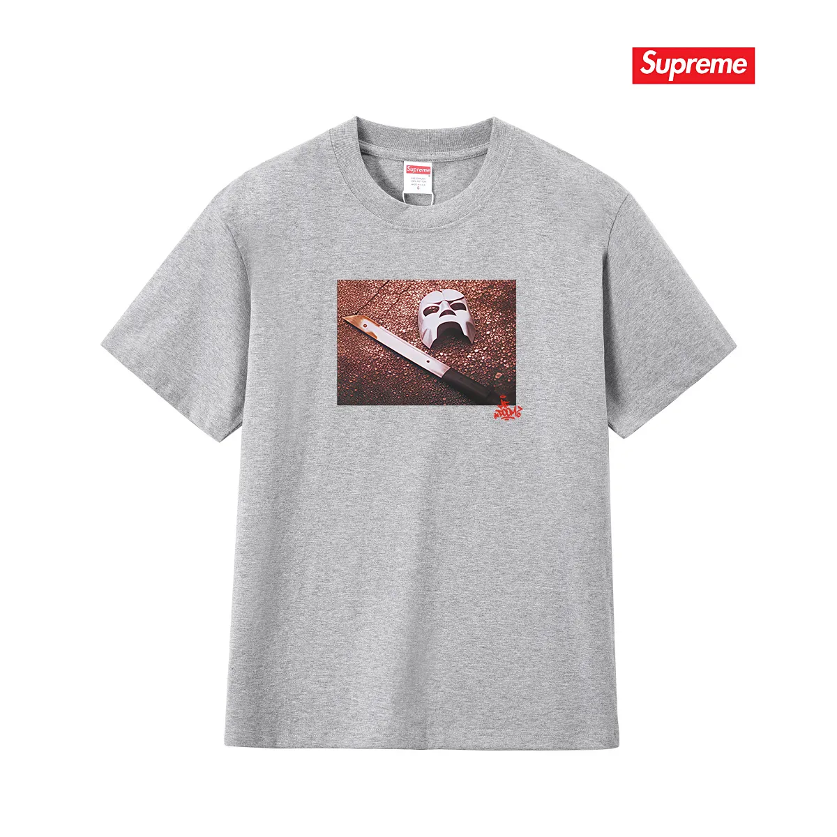 S207 P110💰 SupxMFDOOM FW23 mask with handwritten letters printed on the back, pure cotton round neck short-sleeved, same style for men and women. Loose fit. Made of 260g combed cotton double yarn. All three standards are complete from fabrics to accessories. ZP. Imported Matsui company slurry printing will never crack. The whole piece adopts three-needle five-thread technology. The neckline-shoulder seam-sleeve seam is double-lined, which looks more three-dimensional and textured. The same process as the original version, classic version. Feel free to compare zp. The whole piece adopts three-needle five-thread craftsmanship (neckline-shoulder seam-sleeve seam double thread, which looks more three-dimensional and textured). It has the same craftsmanship as the original original, classic version. Color: black, white, light gray, pink, navy. Size: S M L XL XXL